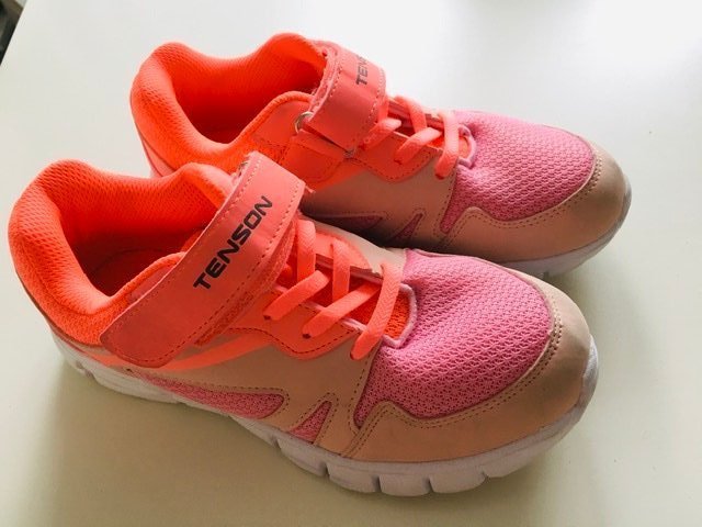 Sommarlätta sneakers stlk 33. Tenson