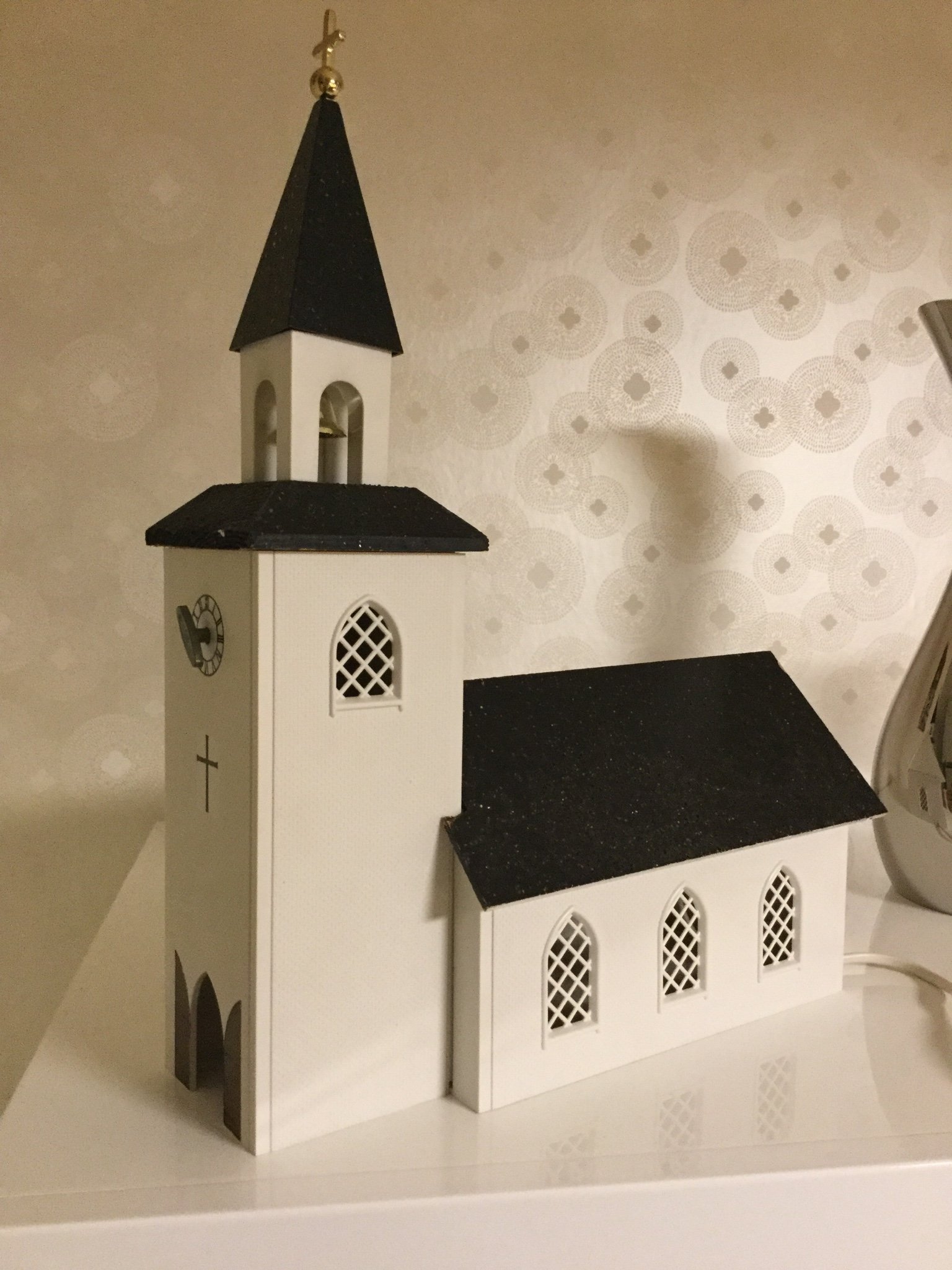 kyrka med belysning och speldosa kyrka med belysning och speldosa