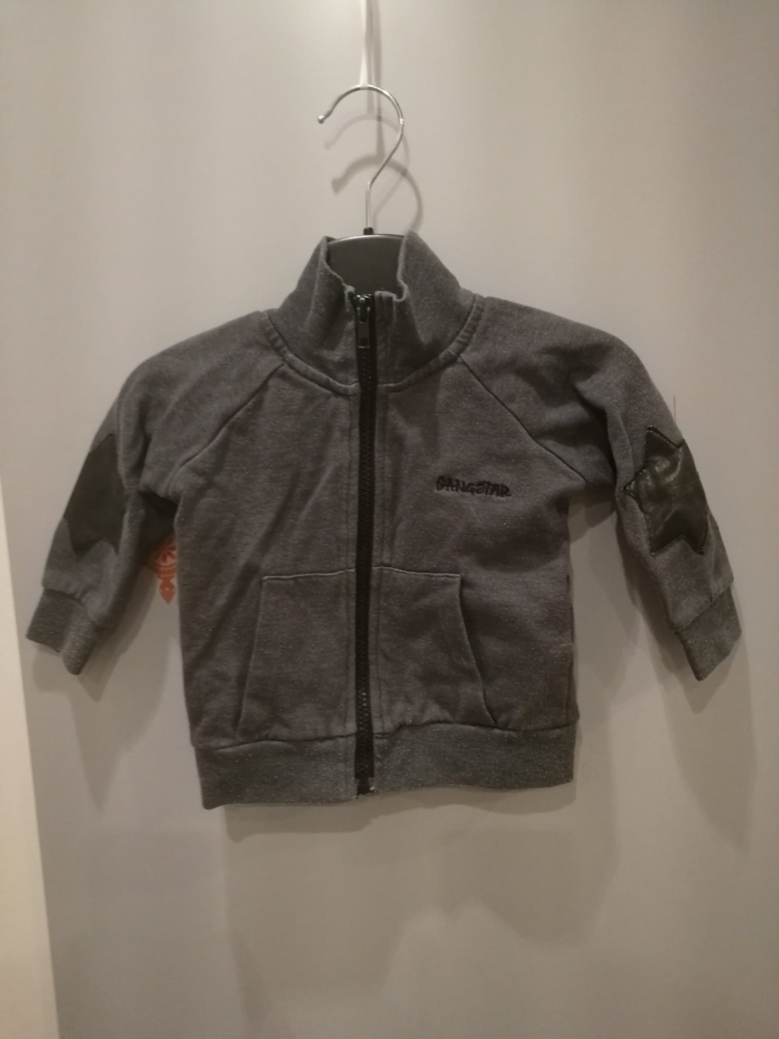 Tjocktröja "GANGSTAR" strl 6 månader