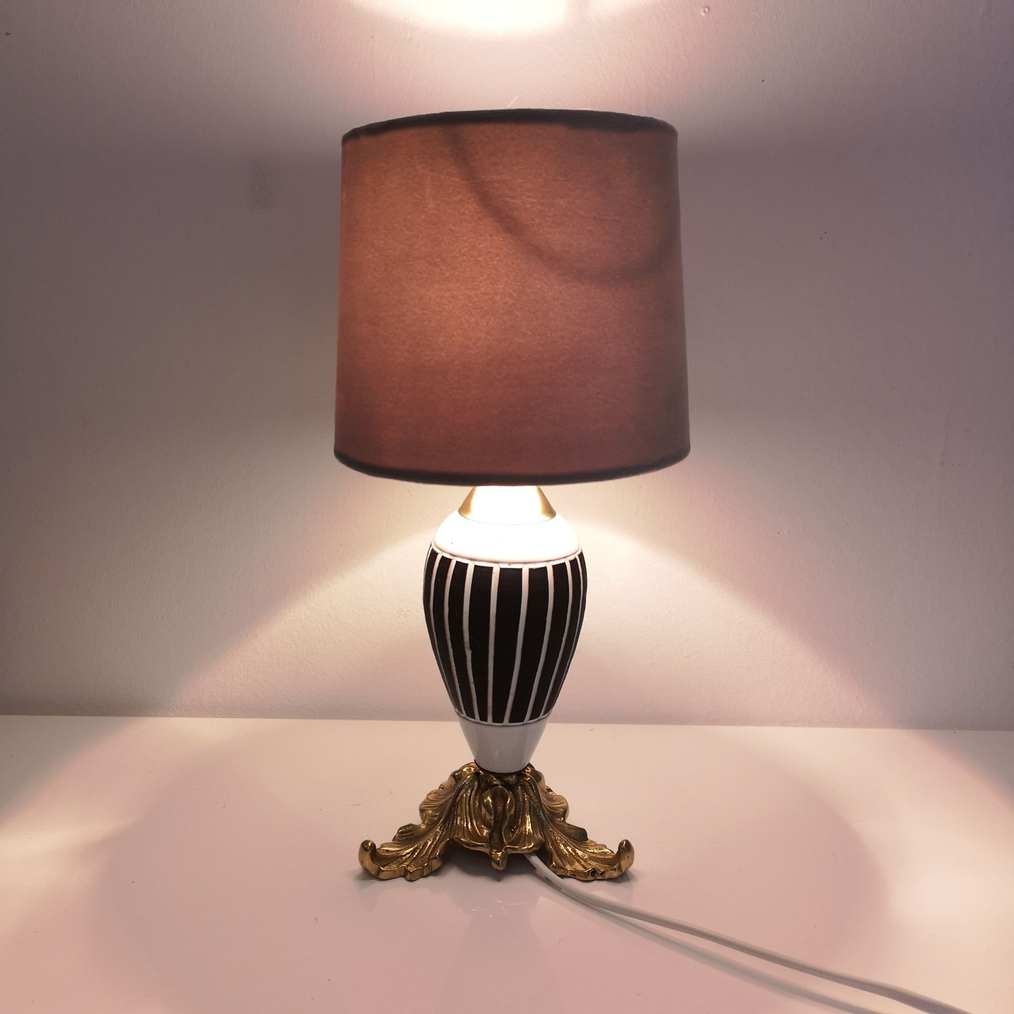EWÅ 223 retro bordslampa i mässing och keramik .. (415282243 Annons på Tradera: Vit fin lampa bordslampa med text shabby