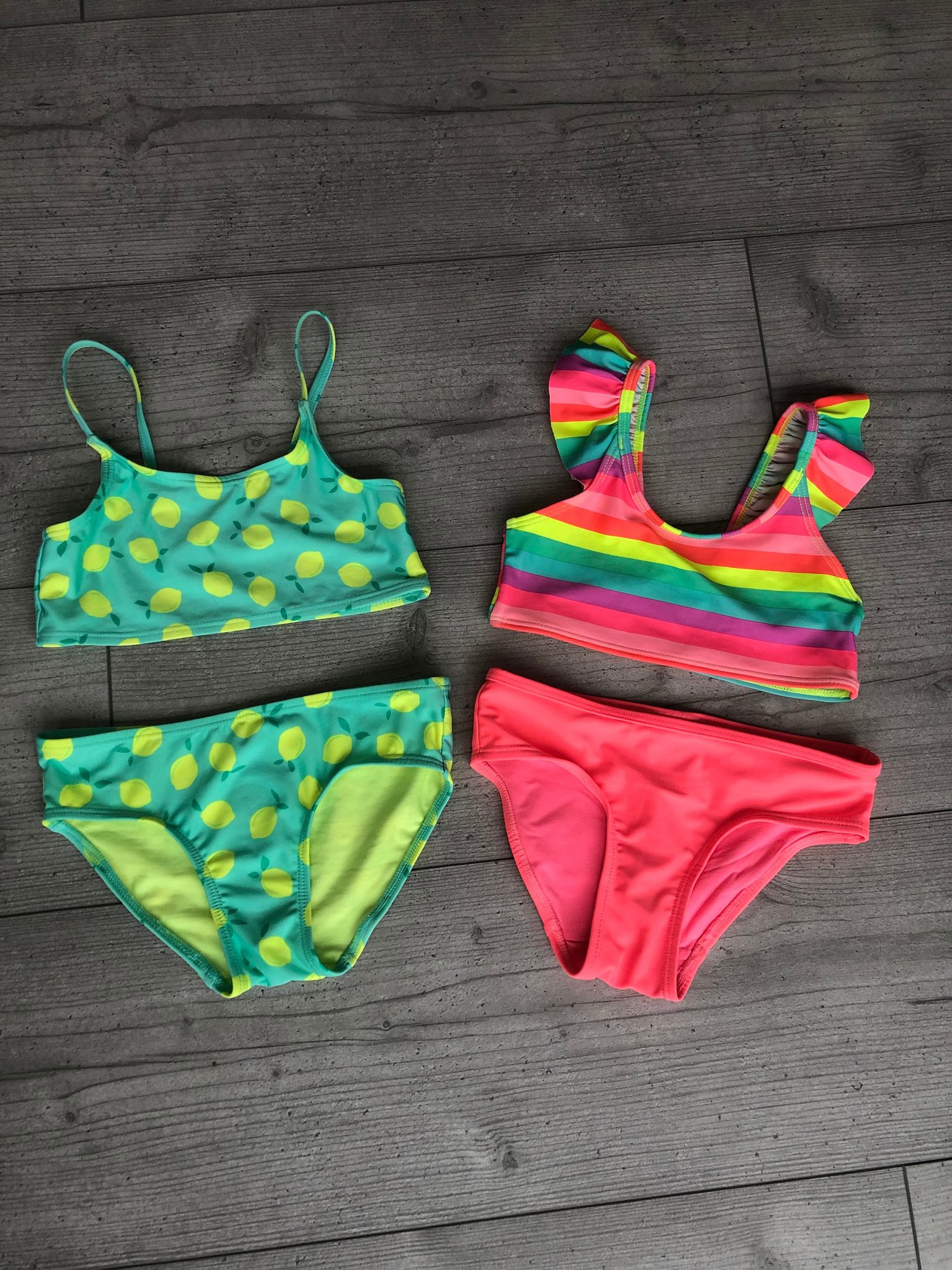 Se produkter som liknar 2 bikinis sommar hm Strl 98/104 på Tradera