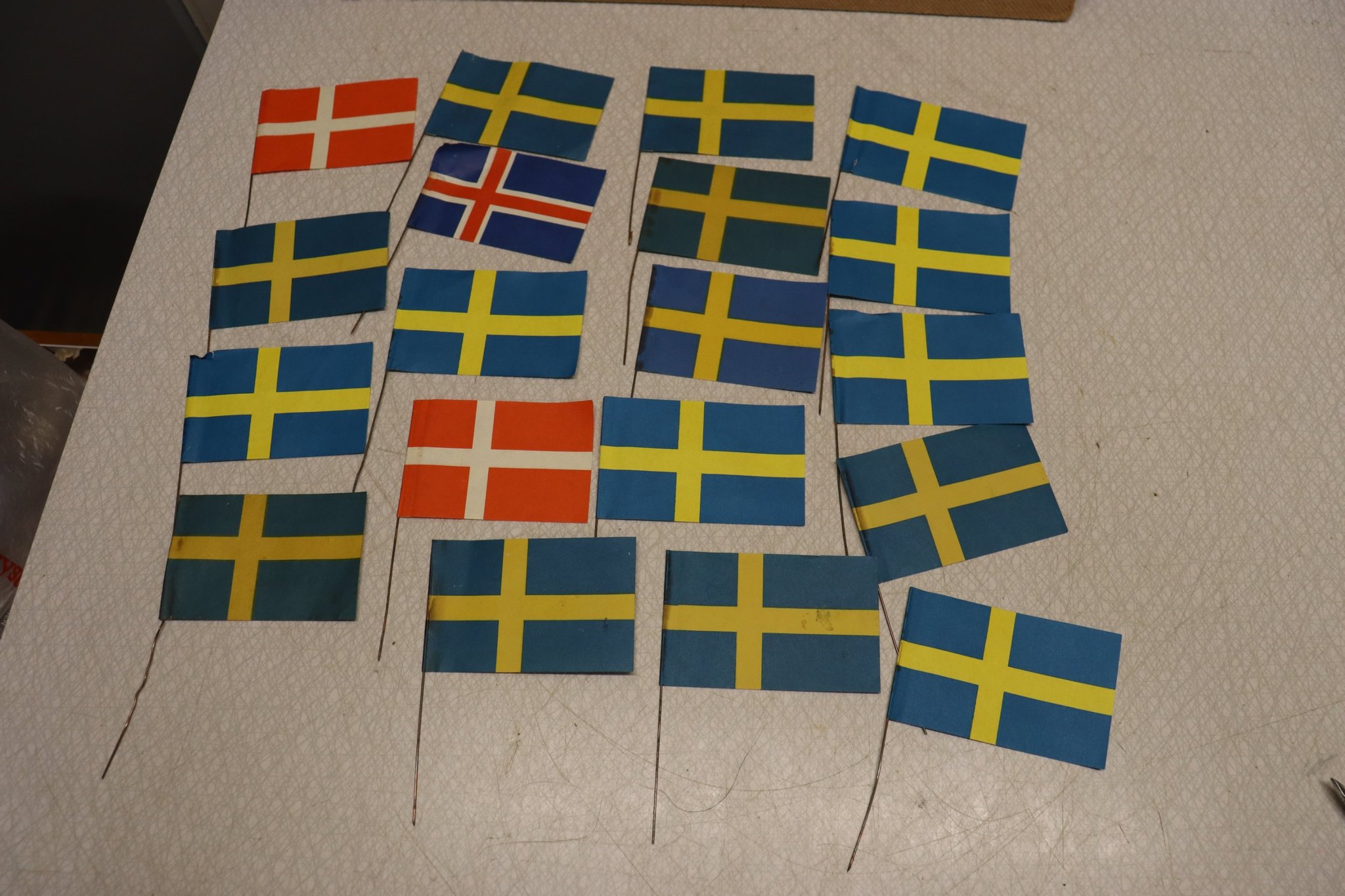 Se produkter som liknar julgranspynt flaggor från ett.. på Tradera