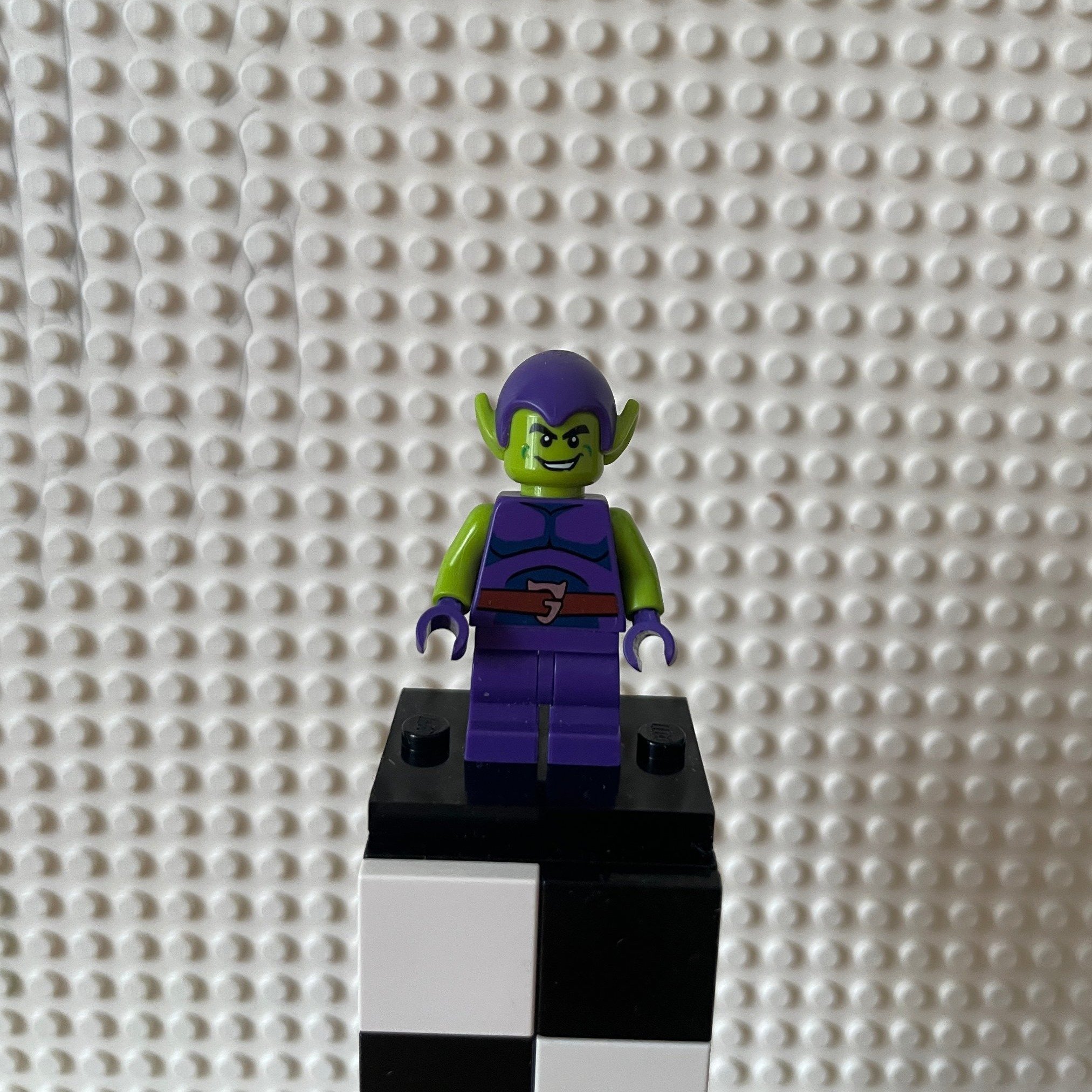 LEGO Green Goblin - Lime Skin, Dark Purple Outfit, Medium Legs (SH0803) MINT