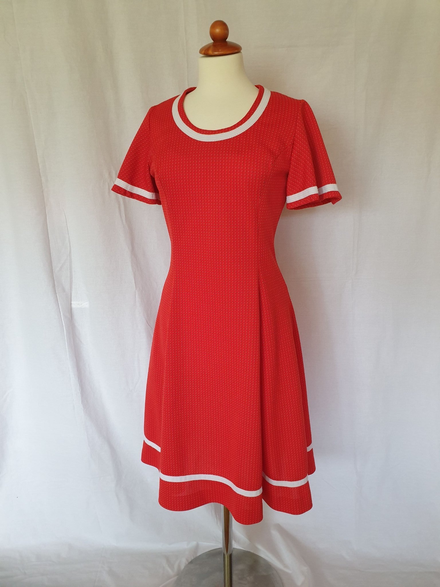 Fin röd klänning med vita detaljer vintage 70 t.. (418761031 Fin röd klänning med vita detaljer vintage 70 t.. (418761031