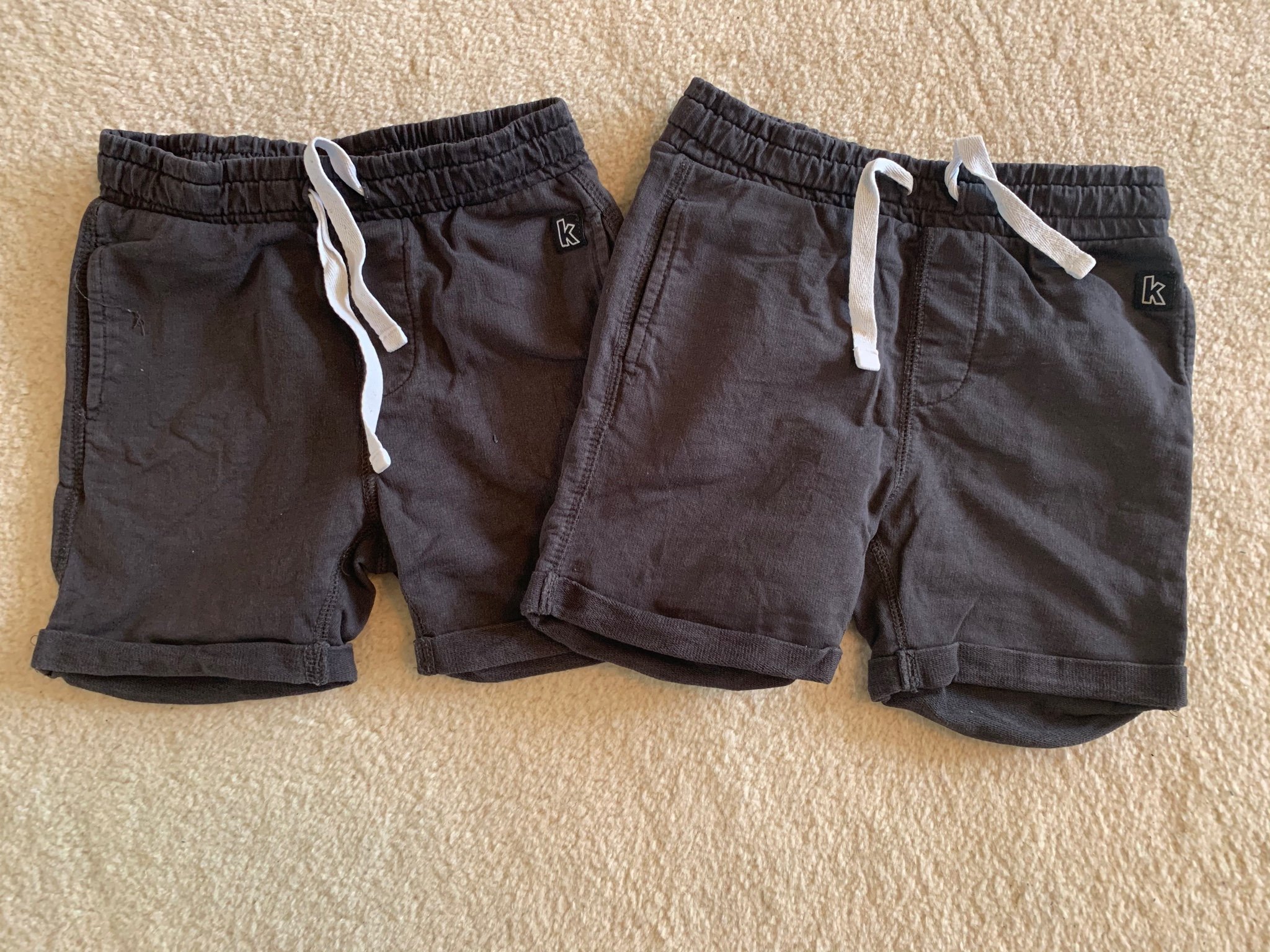 Två mörkgrå shorts från Kappahl kaxs strl 98/104