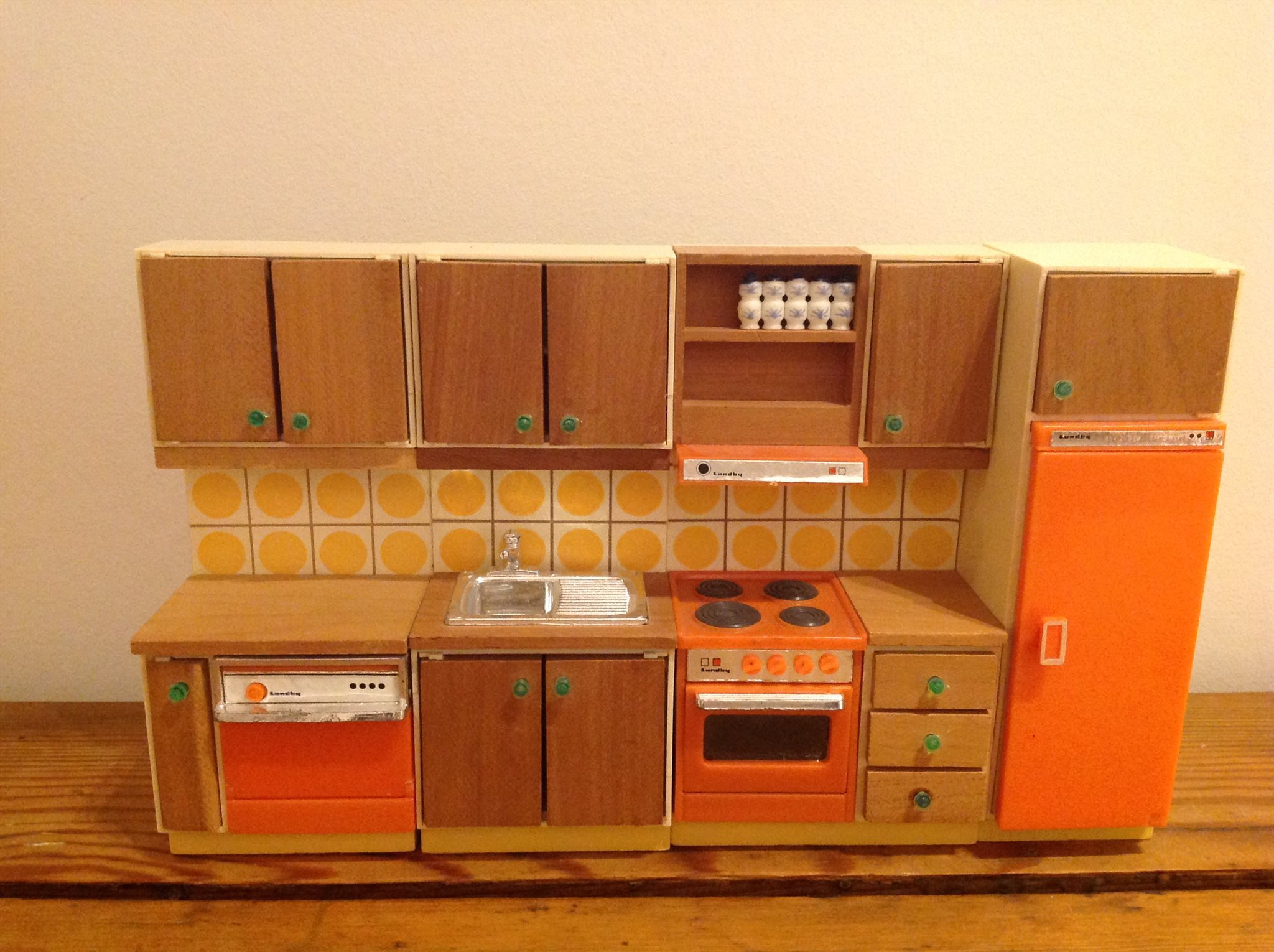 Komplett kök från 70 talet till lundby dockskåp / dockhus på ...