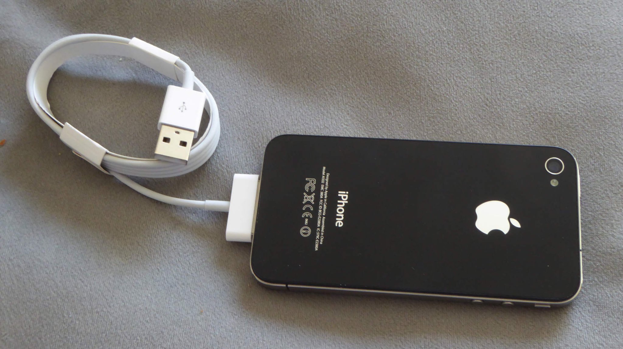 Apple, Mobiltelefon, iphone 4, med laddare, Svart Apple, Mobiltelefon, iphone 4, med laddare, Svart