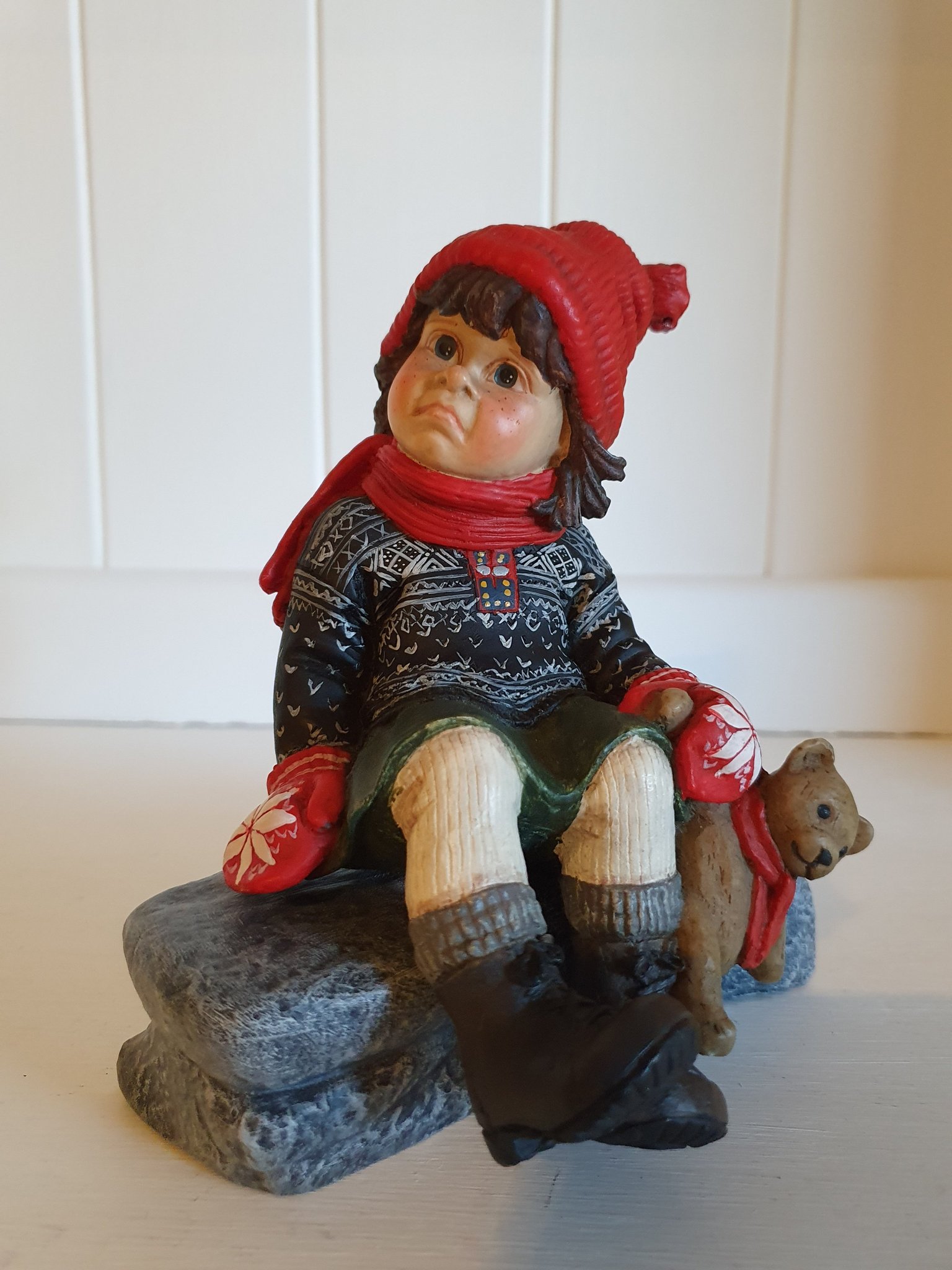 Candy design Norway tomte flicka med nalle Carl Larsson figur.