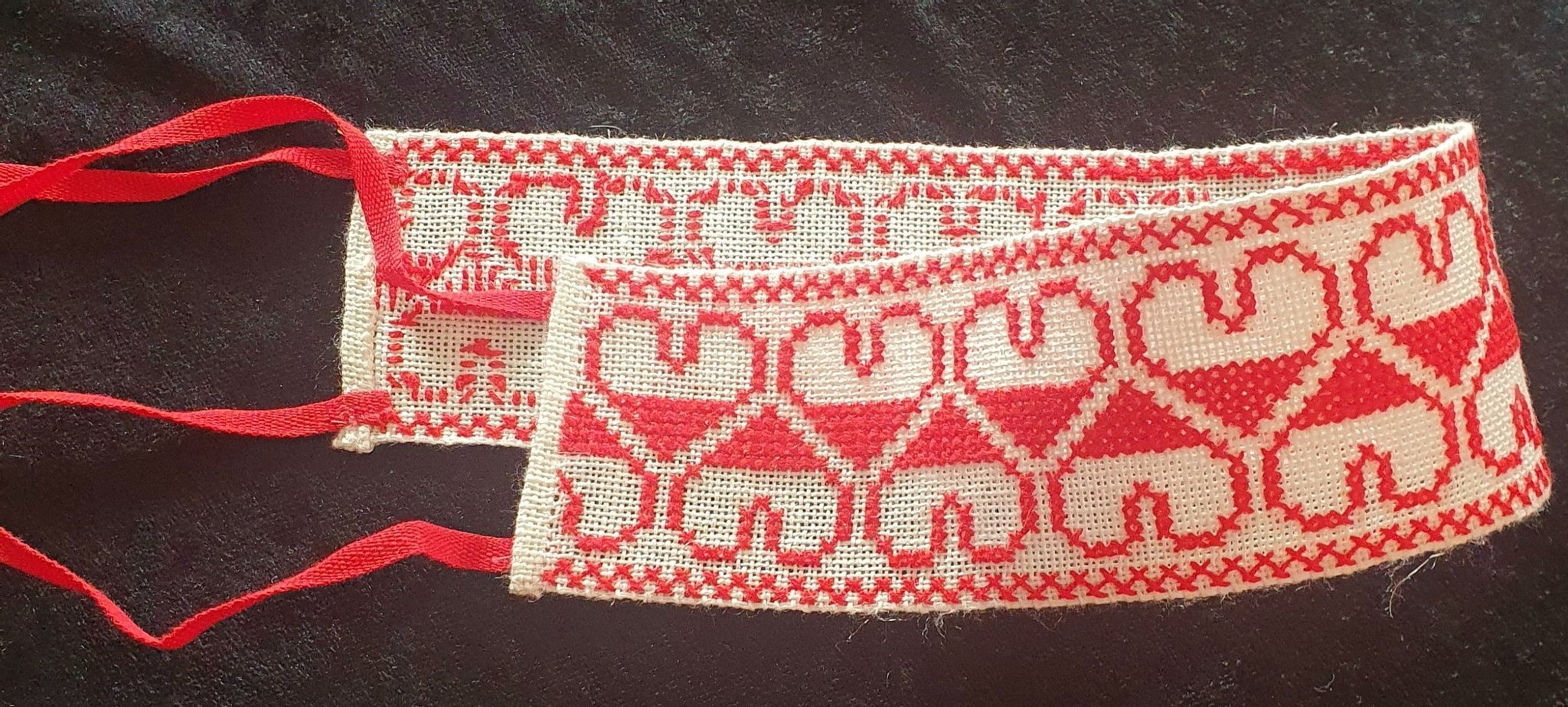 Se produkter som liknar OSTBAND handbroderat små ko.. på Tradera