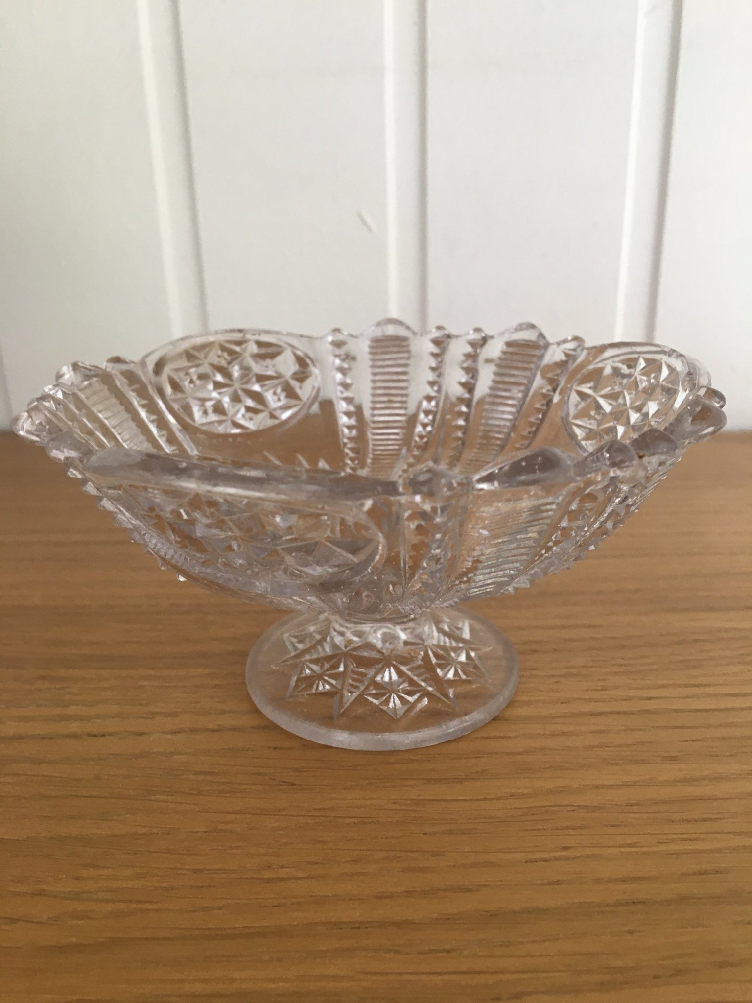 Glasskål på fot. Gammal fin skål i pressglas till godis eller bär. 6 cm hög.