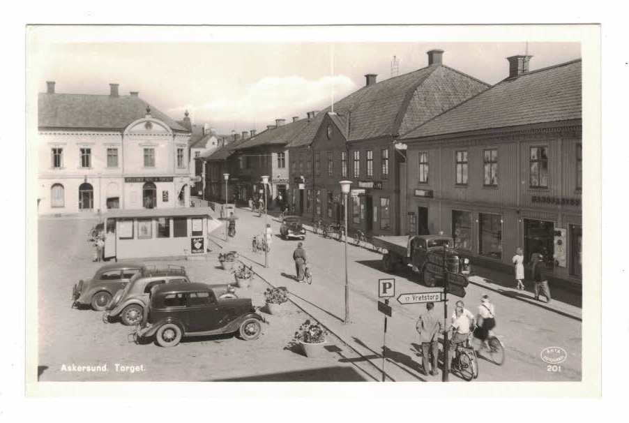 ASKERSUND. Folkliv och gamla bilar vid Torget