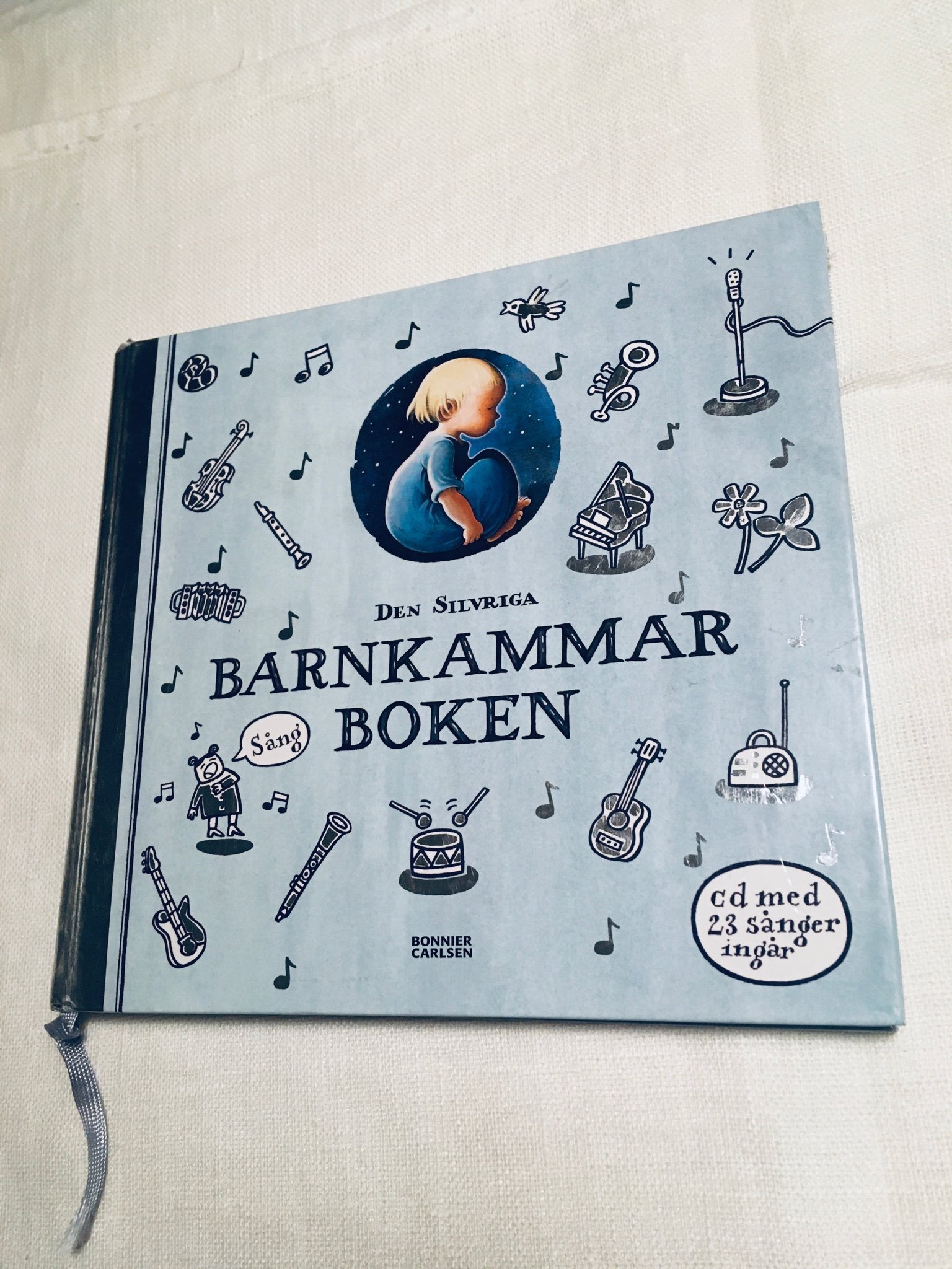 Den silvriga barnkammarboken + CD —> Presenttip.. Köp på Tradera