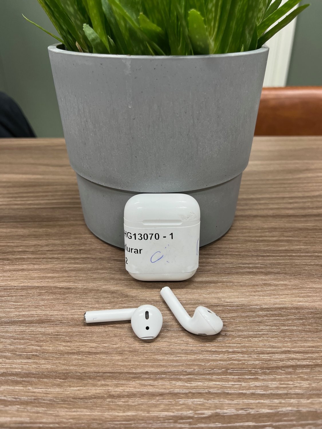 Se produkter som liknar Original AirPods A2031 genera.. på Tradera ...