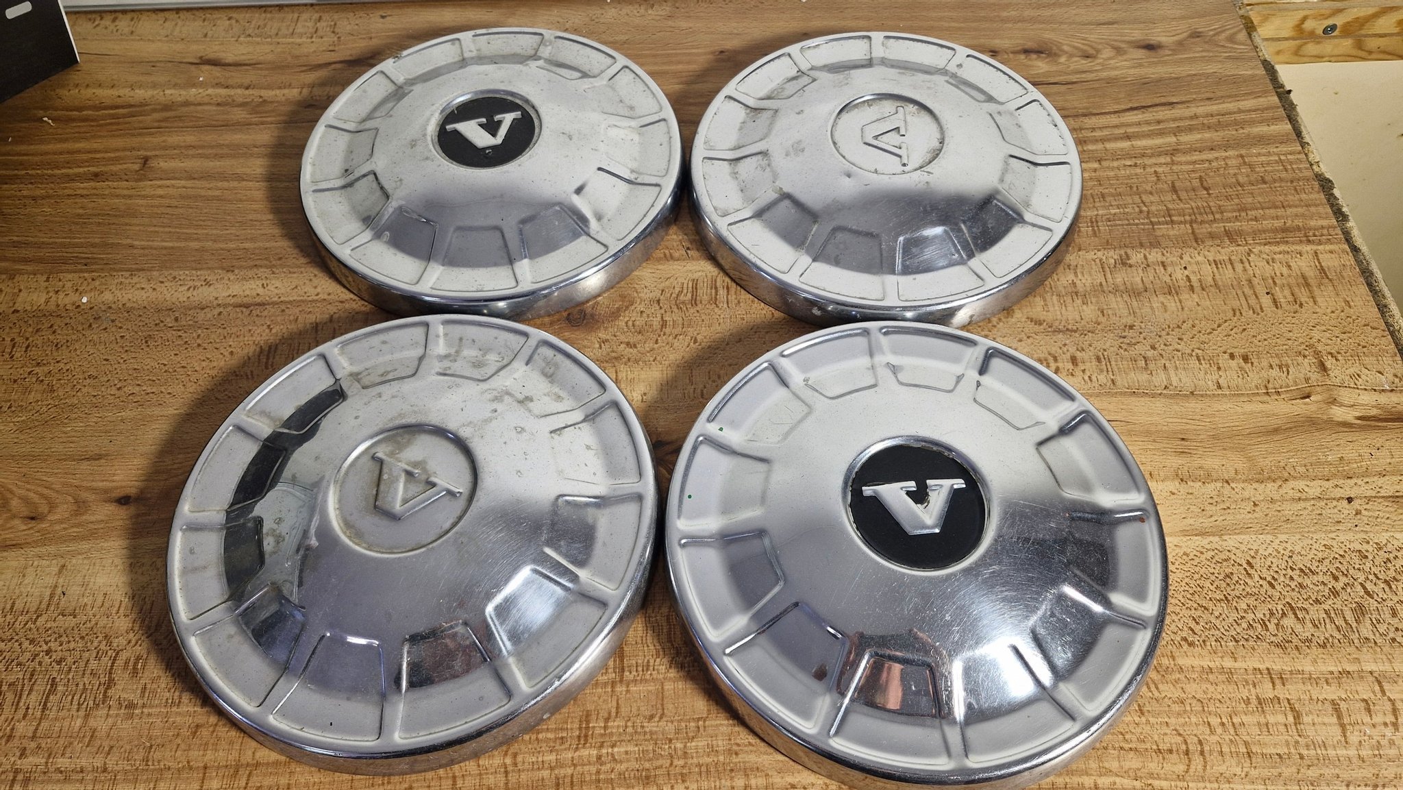 Se produkter som liknar Volvo 140 navkapslar på Tradera (637832901)