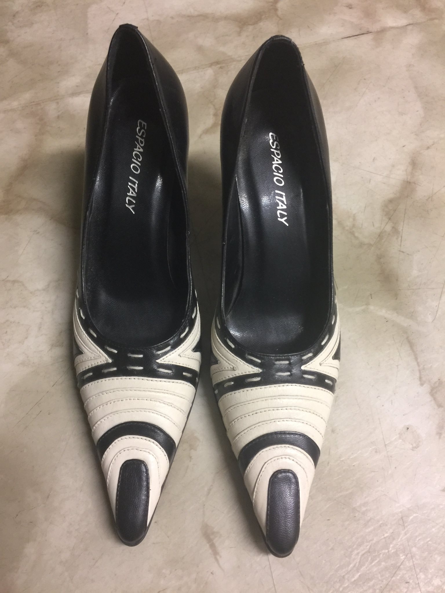 Klackar från ESPACIO ITALY (360728864) ᐈ Köp på Tradera Retro damskor skor pumps vita med gulddetaljer 80 tal stl 37