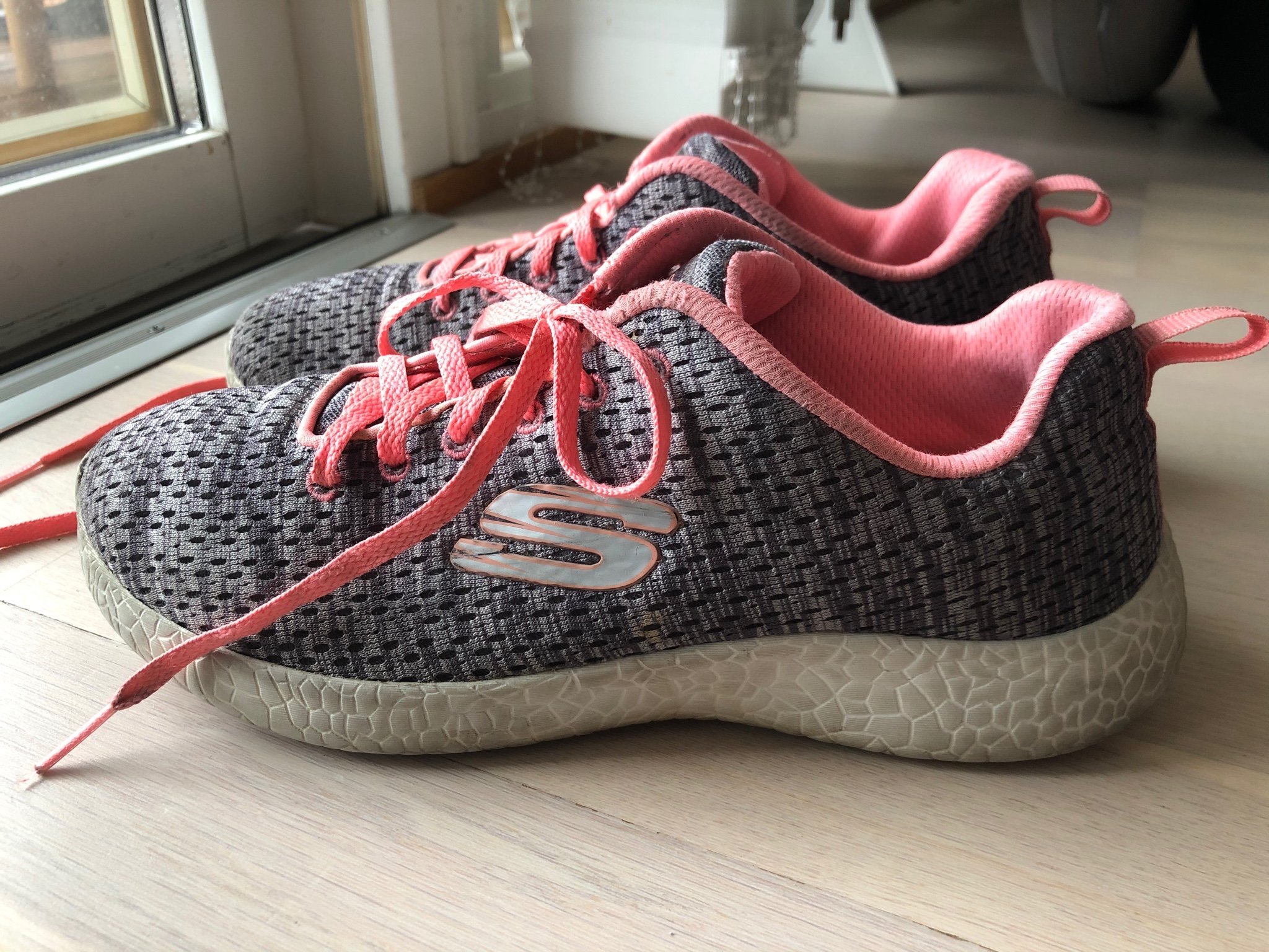 lite weight sneakers