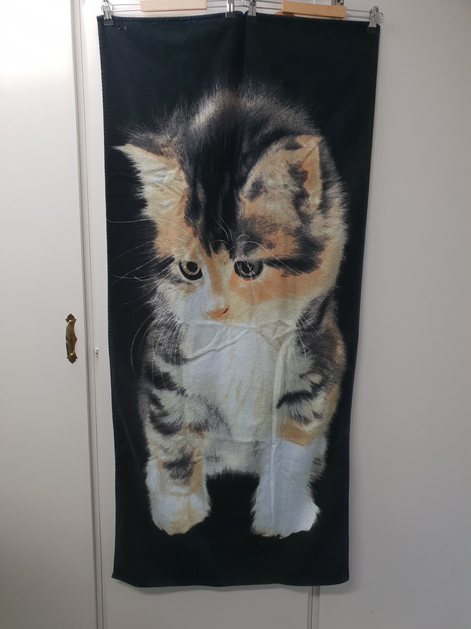 Supersöt stor handduk/badlakan med katt/kattunge. Ca 143 x 70 cm