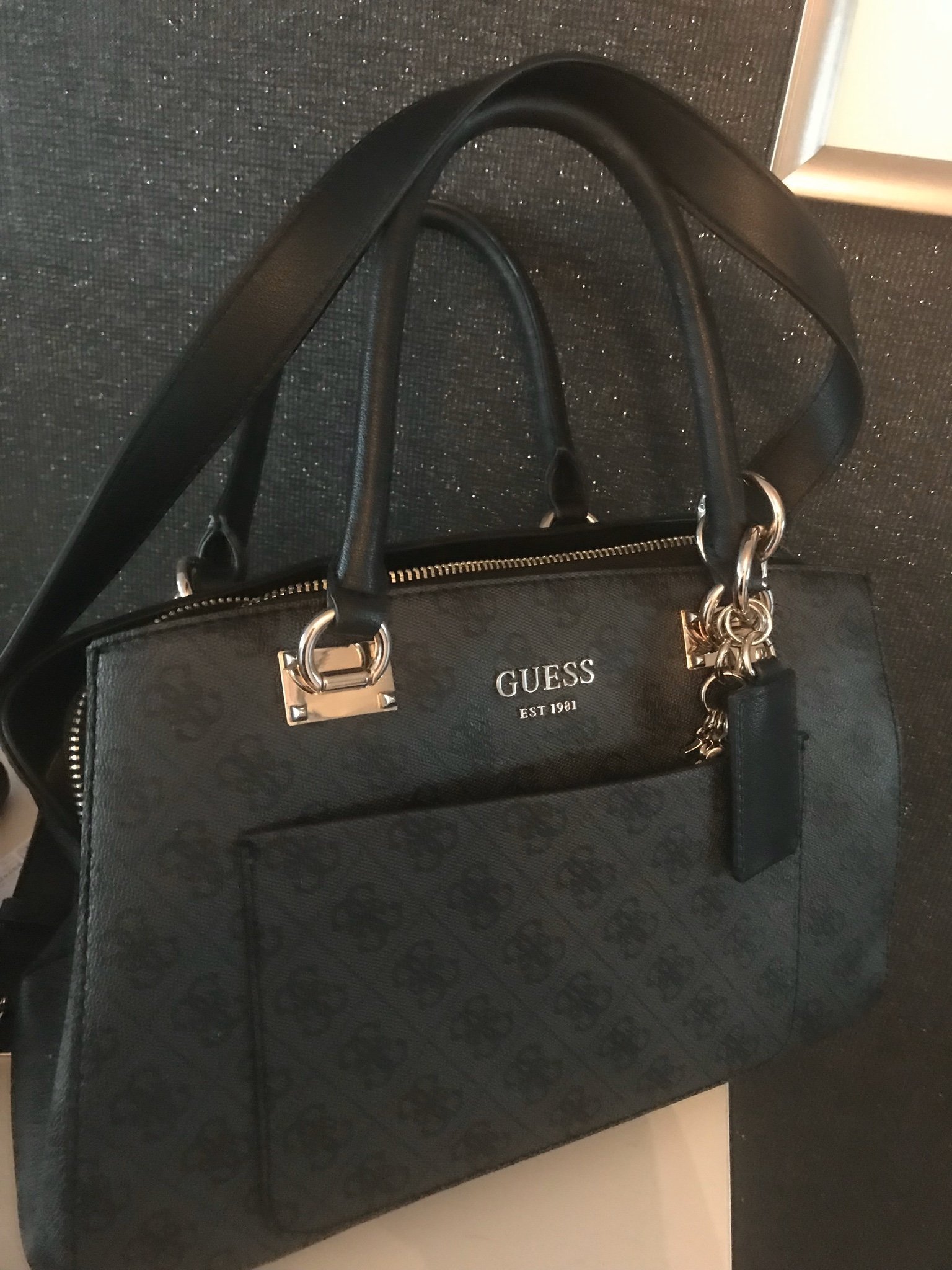 Äkta Guess handväska använd fåtal gånger Äkta Guess handväska använd fåtal gånger