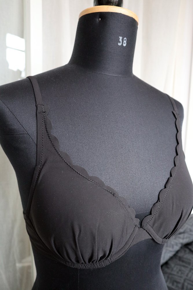 Svart bikini-bh med uddkant -H&M-scallop edge-bygelbh-bikini-beach-