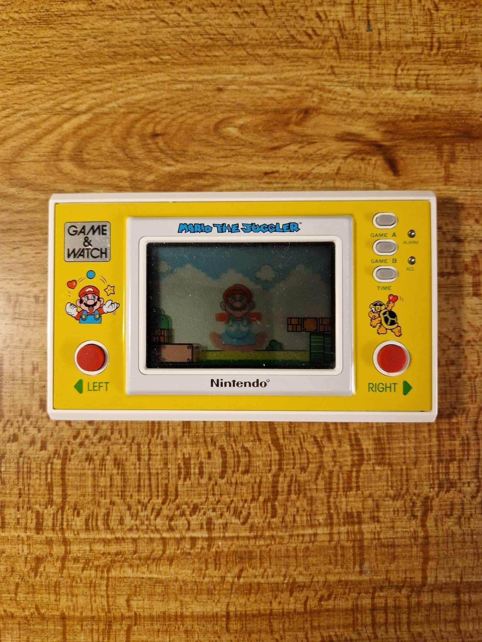 Mario the juggler deals