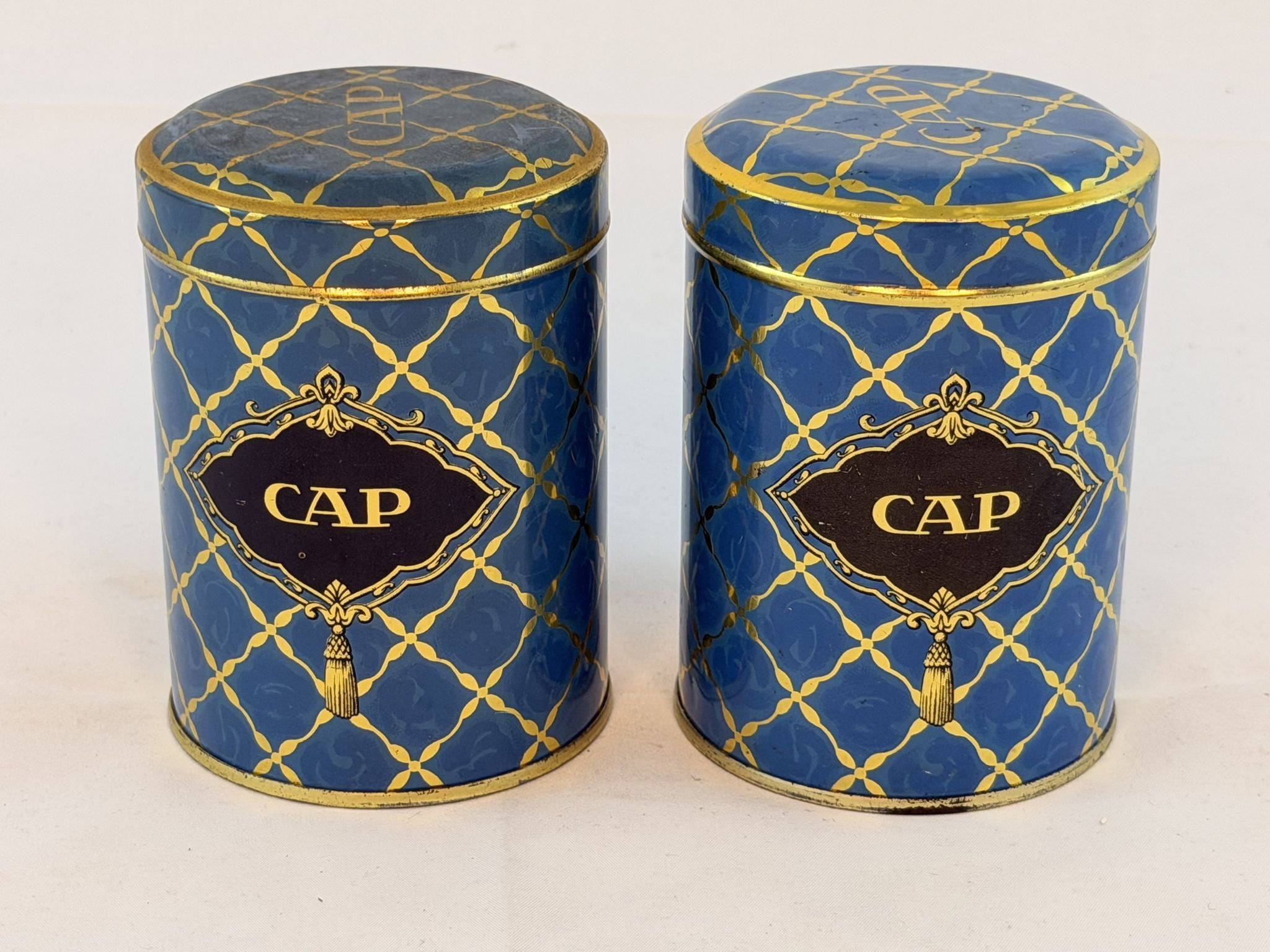 NR66 ÄLDRE BURK / BURKAR 2 ST LITOGRAFERAD BLECKPLÅT CAP GODIS BURK