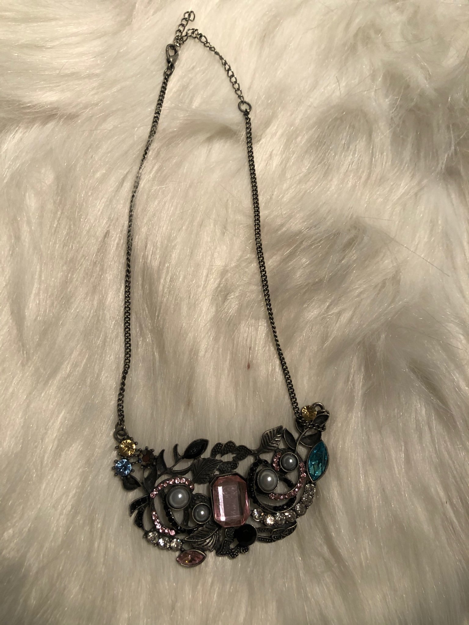Halsband med stenar