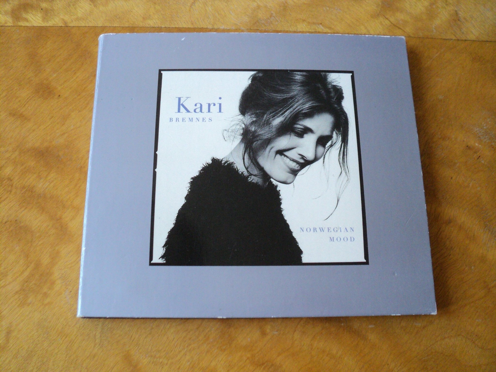 Se produkter som liknar CD Kari Bremnes - Norwegian M.. på Tradera 