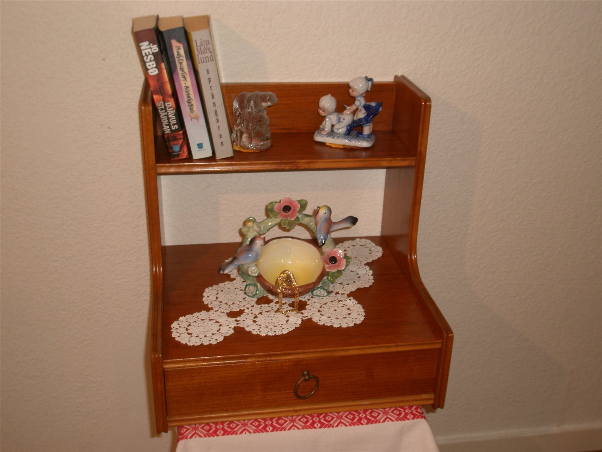 50/60tal vÃgghÃngd sÃngbord hÃngd bord med hylla & lÃ
da i teak bra skick Teak bord 58