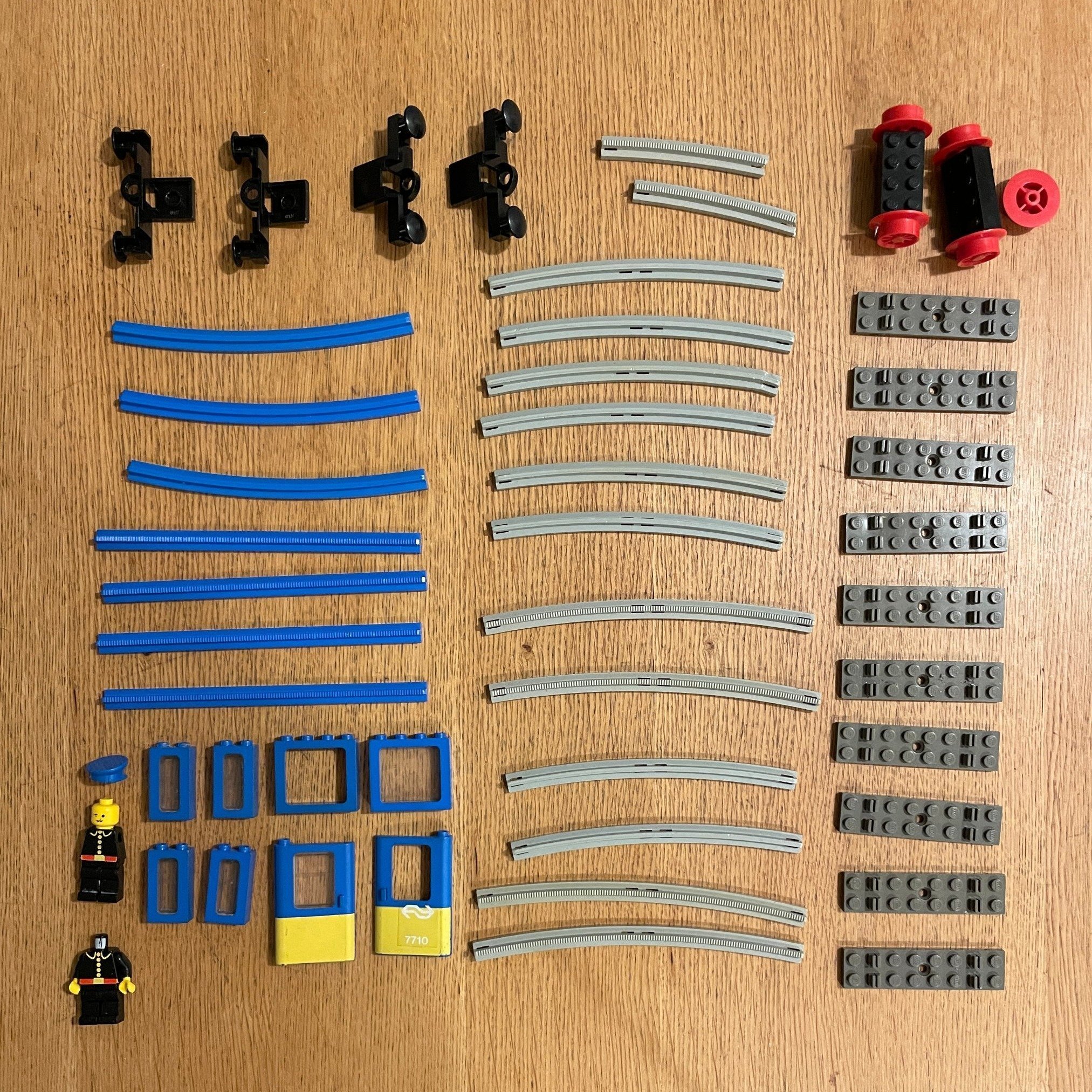 LEGO vintage tågdelar 7710 + räls + figurer – äldre LEGO