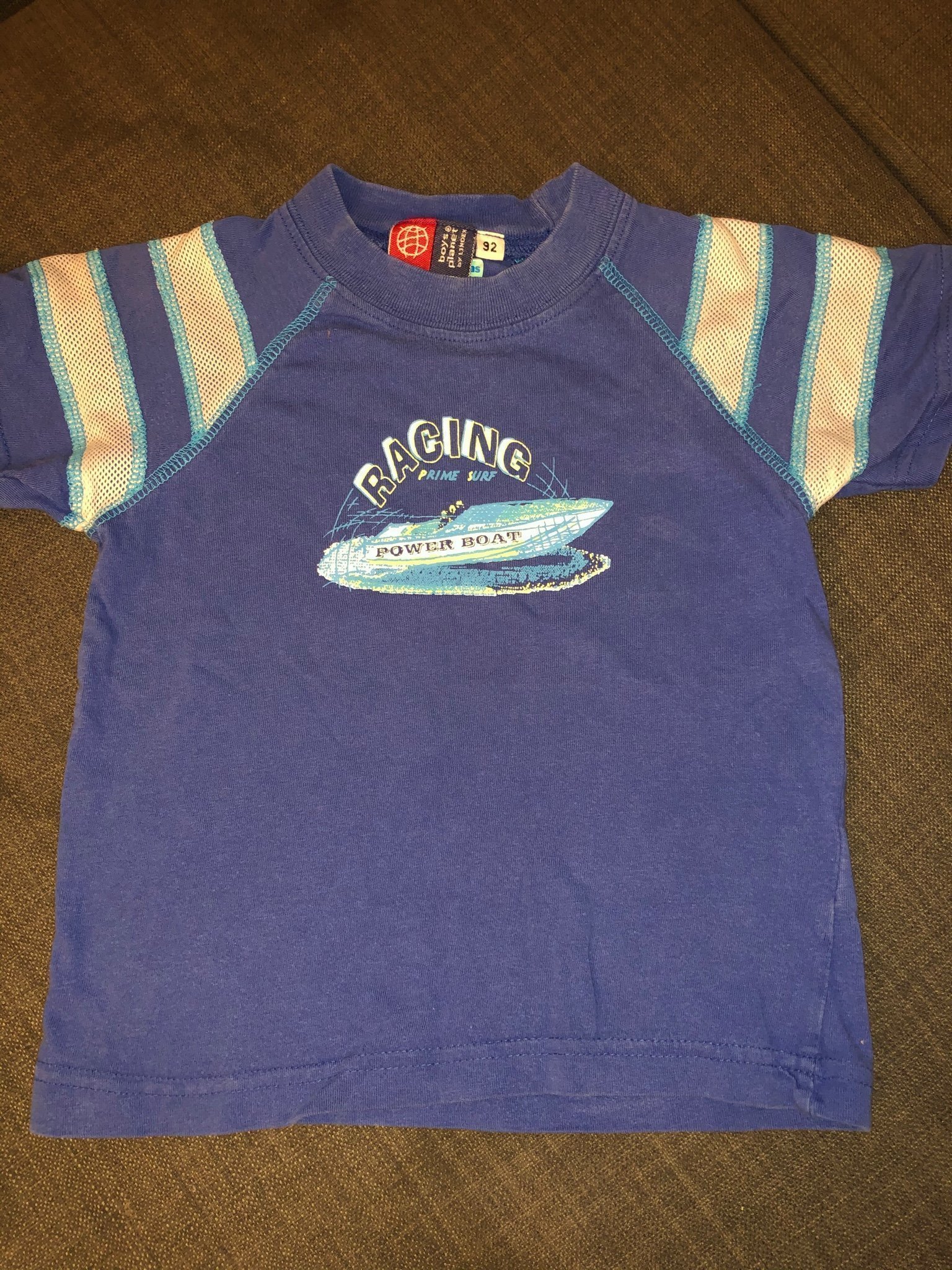 Blå t-shirt med båt tryck. Storlek 92