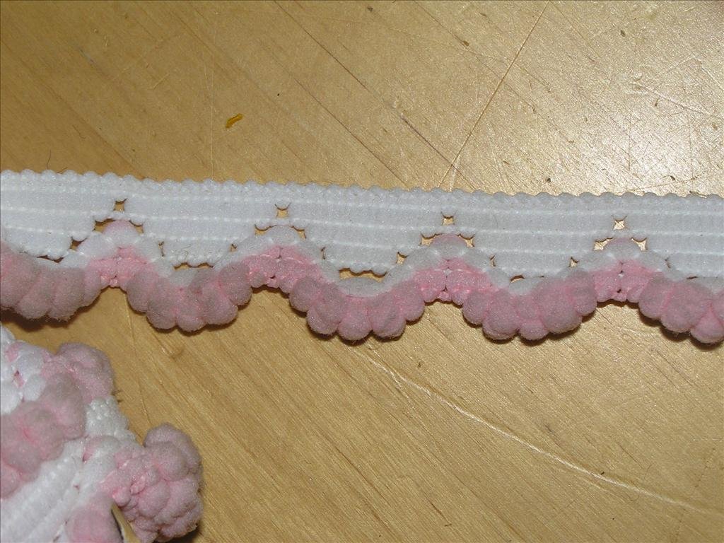 Minibollfrans från äldre lager, rosa-vit vågig, lite elastisk, 2,1 cm