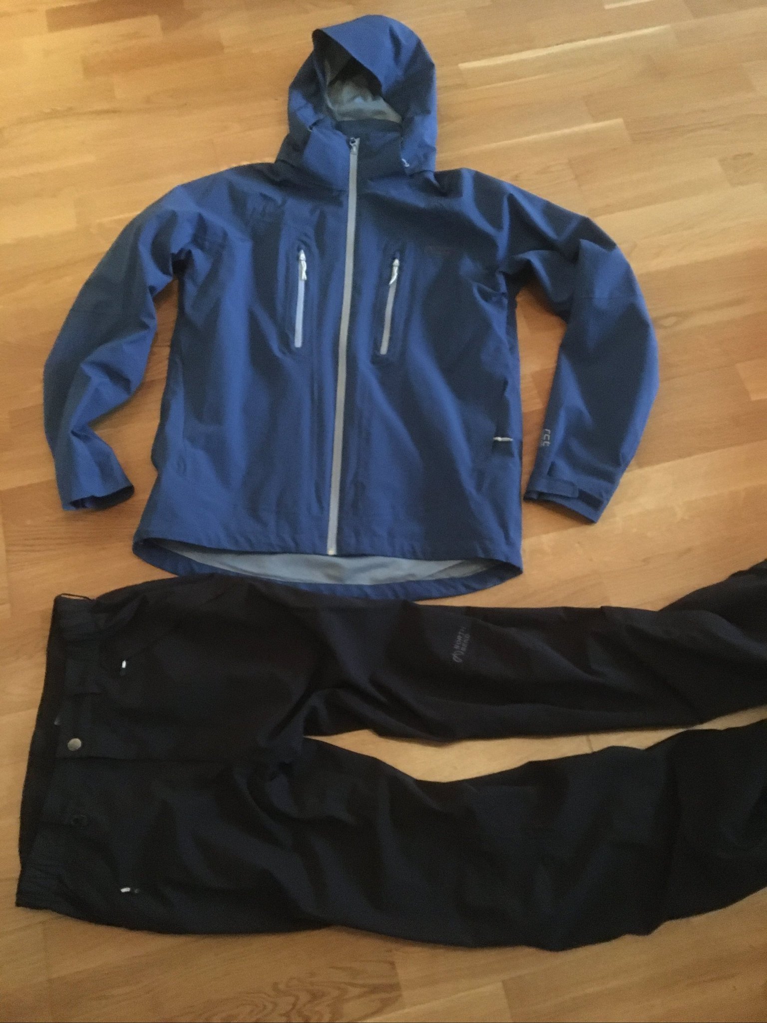 Skaljackabyxa set, fritidsjackabyxa, regnjackabyxa herr blå svart fint skick Skaljackabyxa set, fritidsjackabyxa, regnjackabyxa herr blå svart fint skick