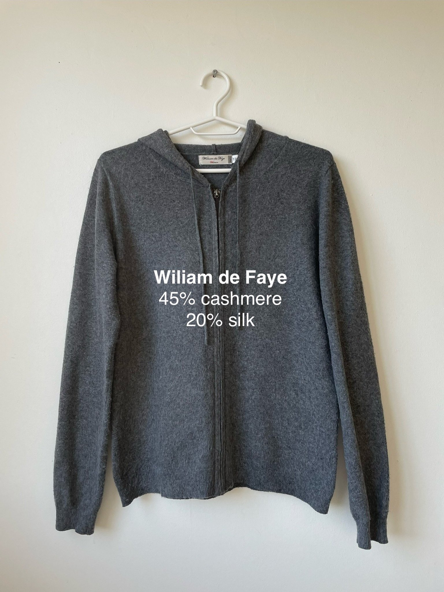 Se produkter som liknar William de Faye grå hoodie, på Tradera