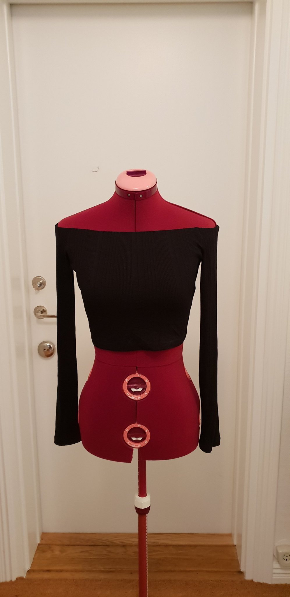 Ny svart MTWTFSS WEEKDAY top, crop nypris 200kr top, stl s