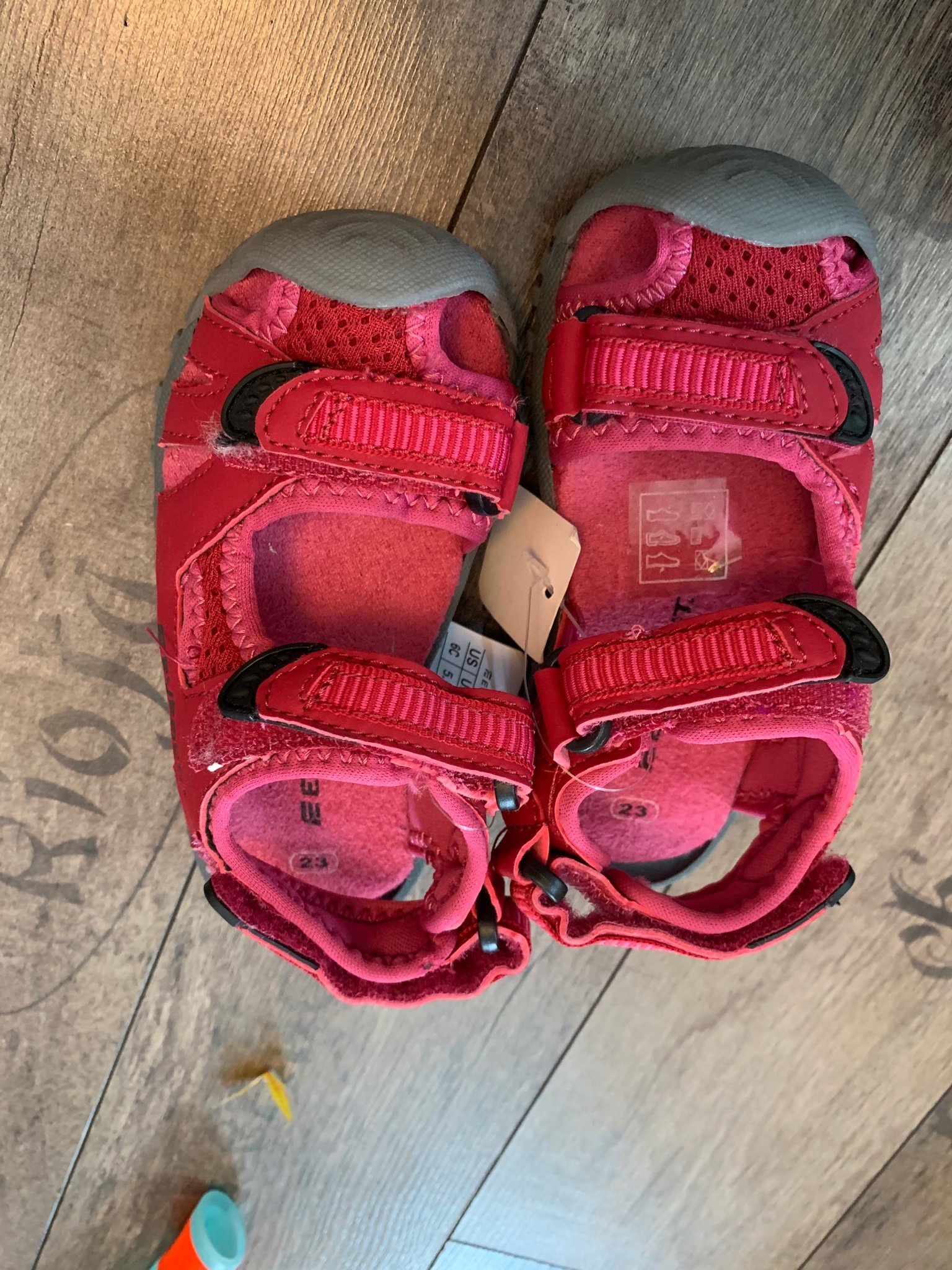 Söta sandaler storlek 23