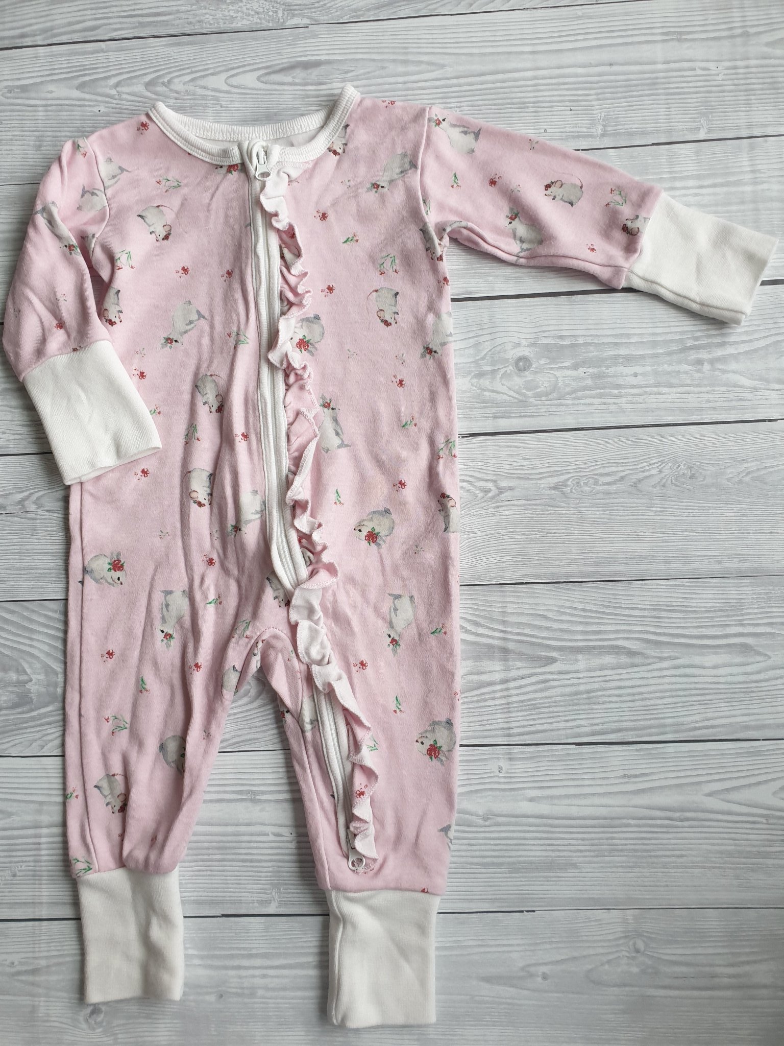Fin pyjamas Stl 56 med volang och små möss