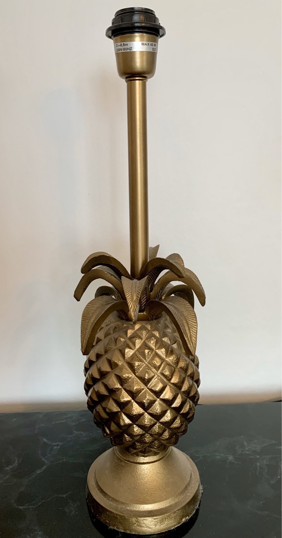 Ananas bordslampa, guld färgad metall. Ananas bordslampa, guld färgad metall.