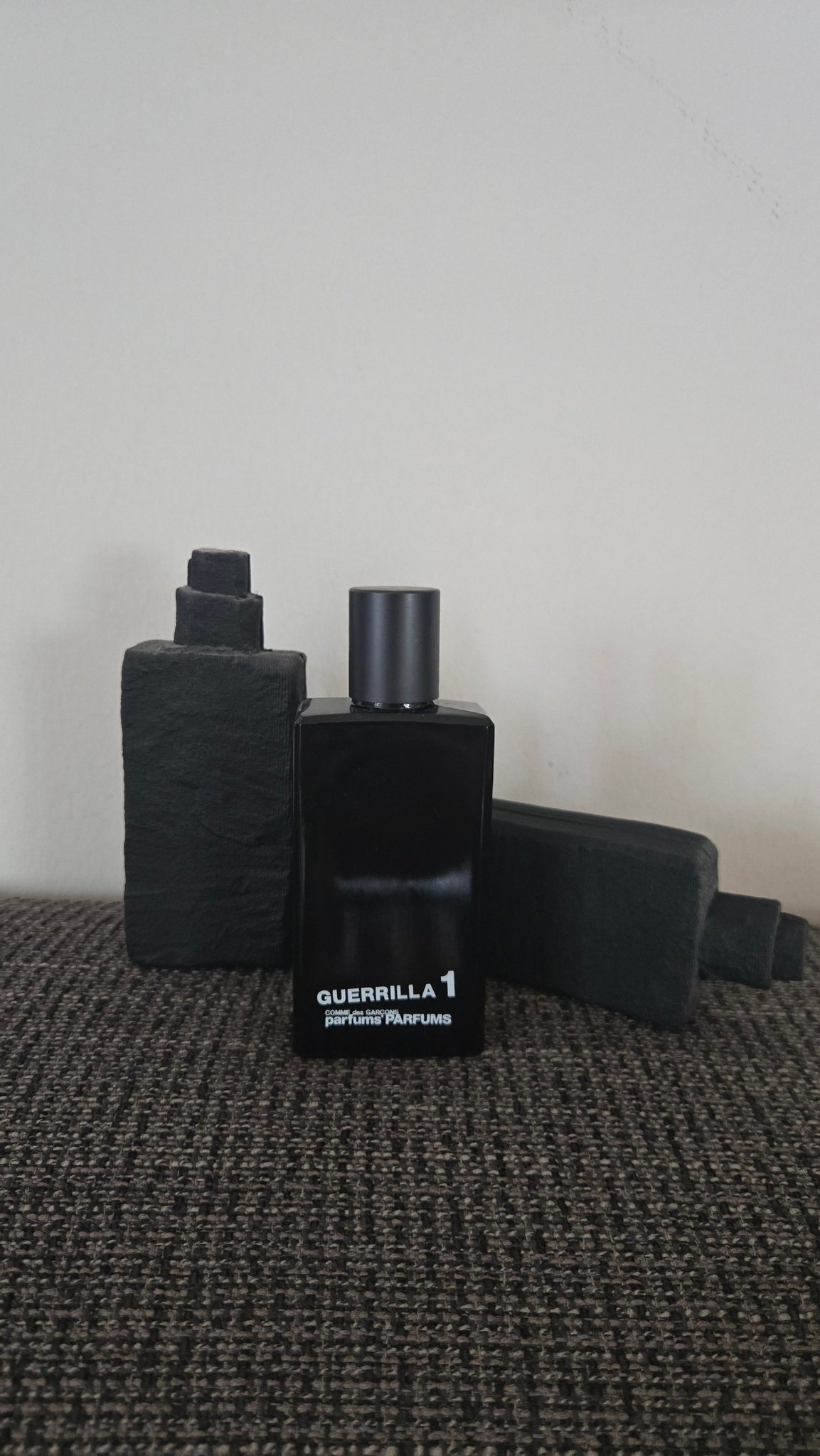 Se produkter som liknar Comme des Garcons Guerrilla 1.. på