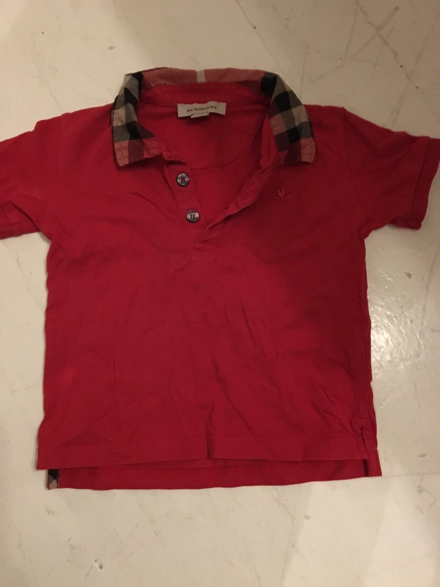 Jättesöt burberry tröja i stl 86