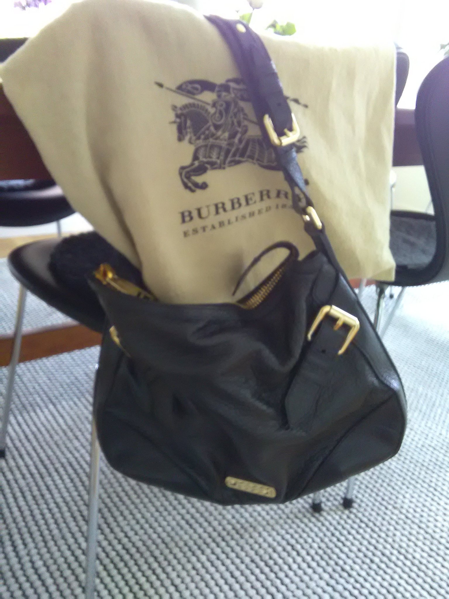 Svart axelväska från Burberry skinn Svart axelväska från Burberry skinn