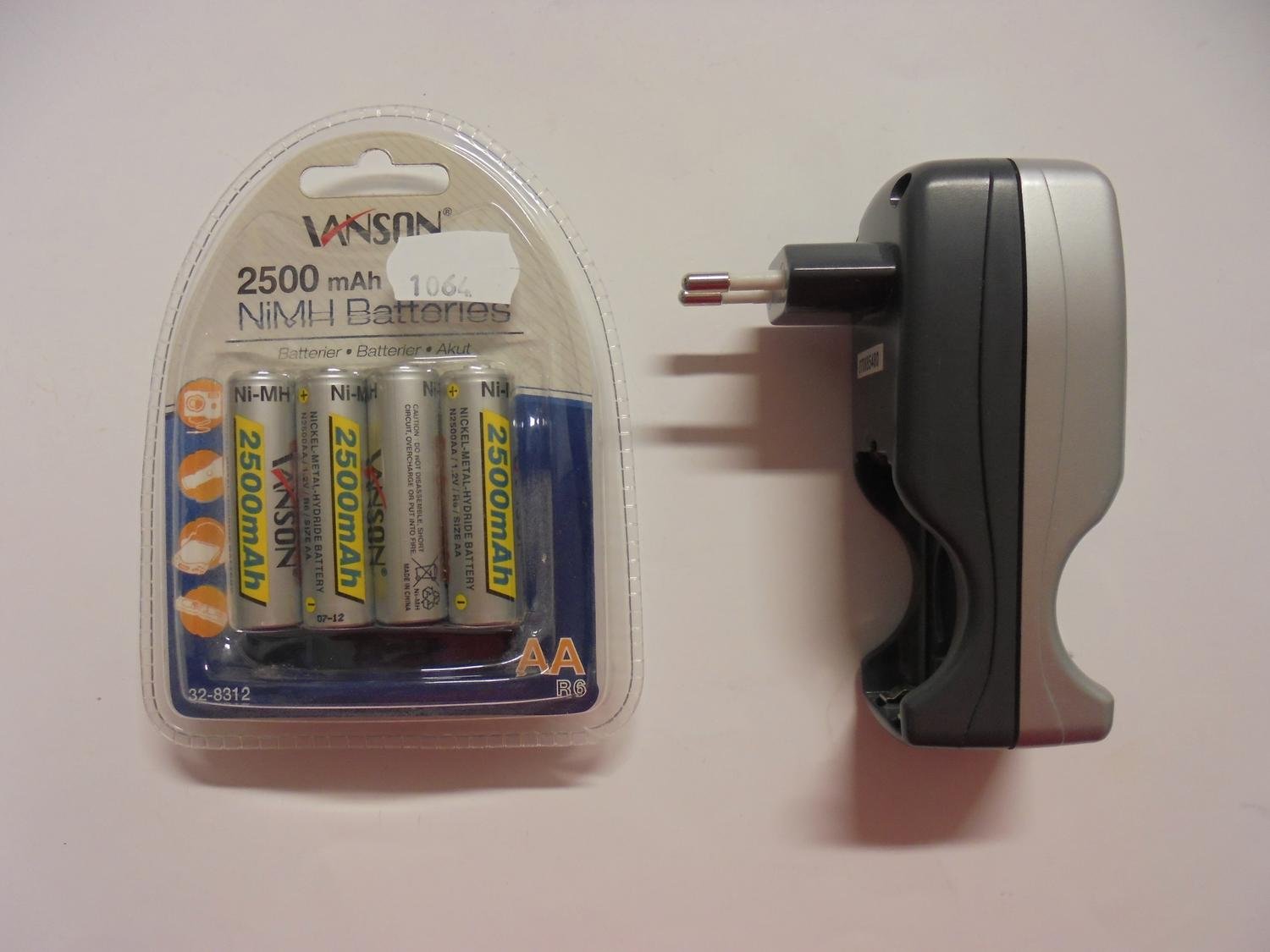 Vanson Battery Charger (Model V6833) + 4 Stycken.. Köp från trippolo