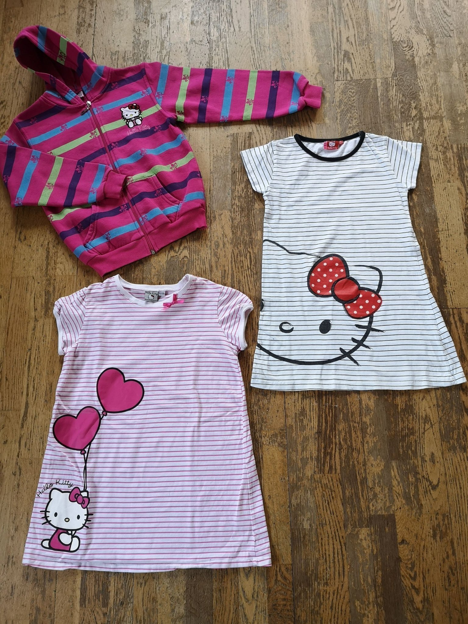 Ett fint paket med Hello Kitty kläder i storlek 122/128