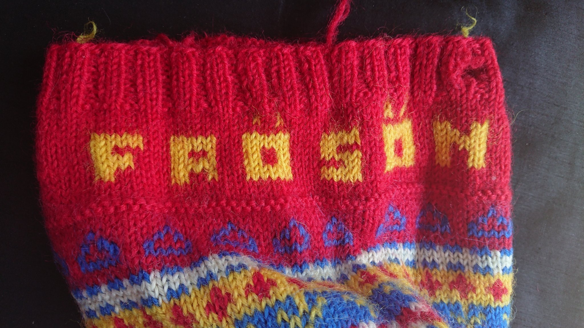 FRÖSÖN Snygg mössa med HELT egen stil. Mycket fräck och i nyskick. Passa på!