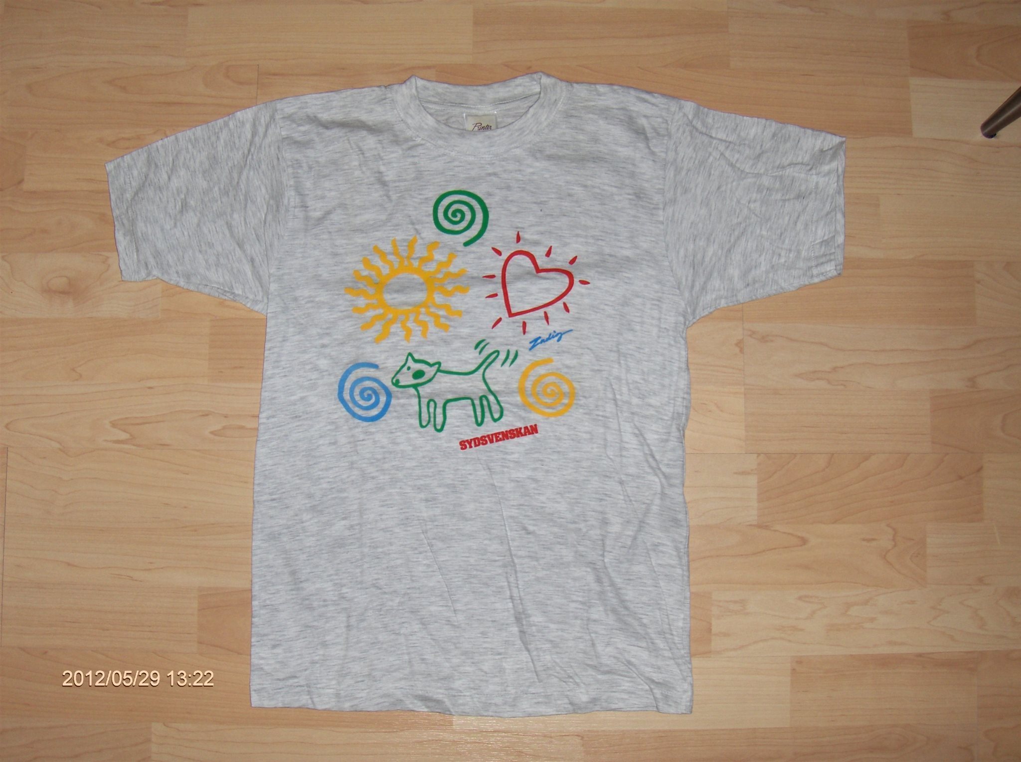 Ljusgrå melerad T-shirt med fina symboler på - st 160 - HELT NY
