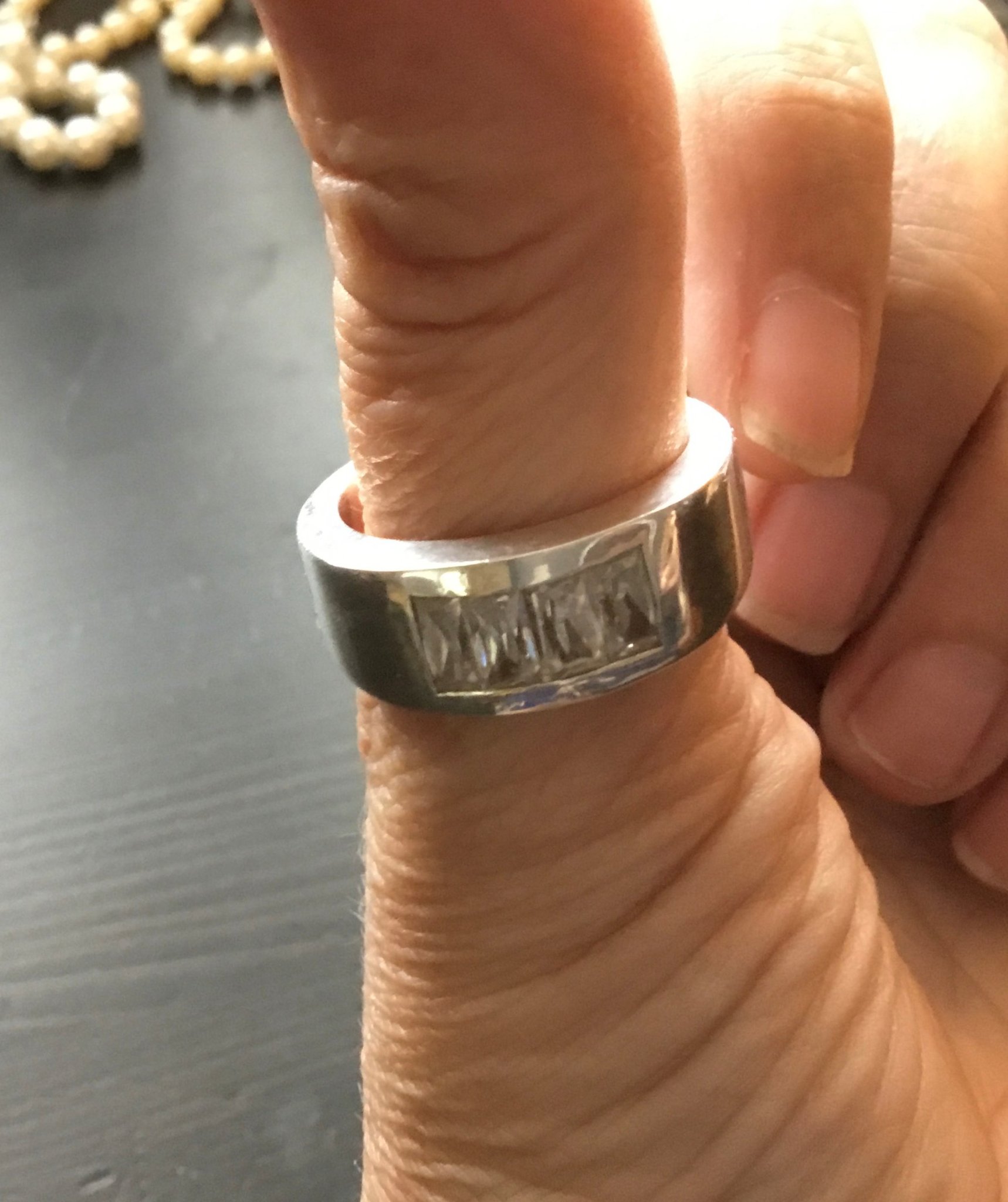 Stämplad större kraftig silverring med vita stenar Ca 21 mm