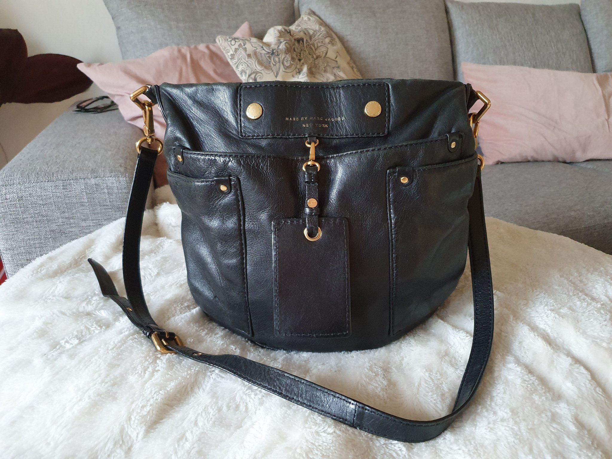 Fin! Marc by Marc Jacobs New York Hobo bag i svart med gulddetaljer! Fin! Marc by Marc Jacobs New York Hobo bag i svart med gulddetaljer!