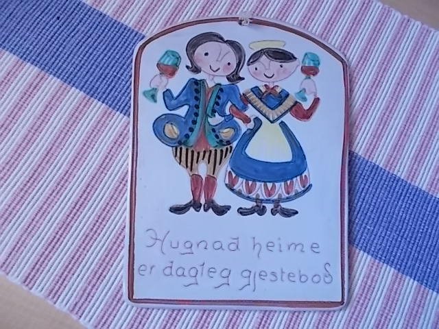 Hugnad heime er dagleg gjestebod........gammal väggtavla i keramik 40- / 50-tal