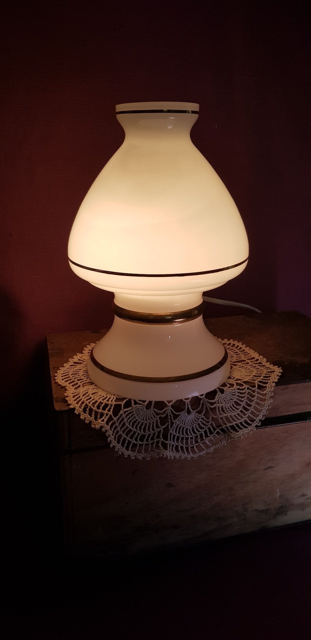 Lampabordslampa glaskupa 60 70 tal vitguld RE.. (412765177 Annons på Tradera: Vit fin lampa bordslampa med text shabby