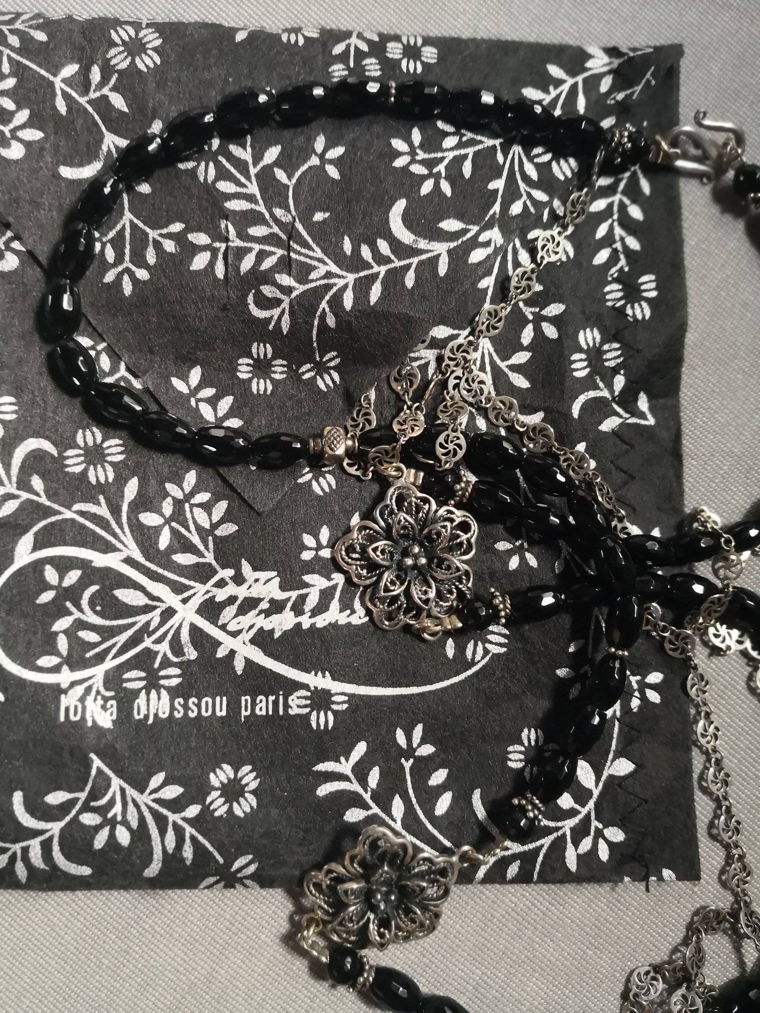 lotta djossou pärlhalsband med väska lotta djossou pärlhalsband med väska