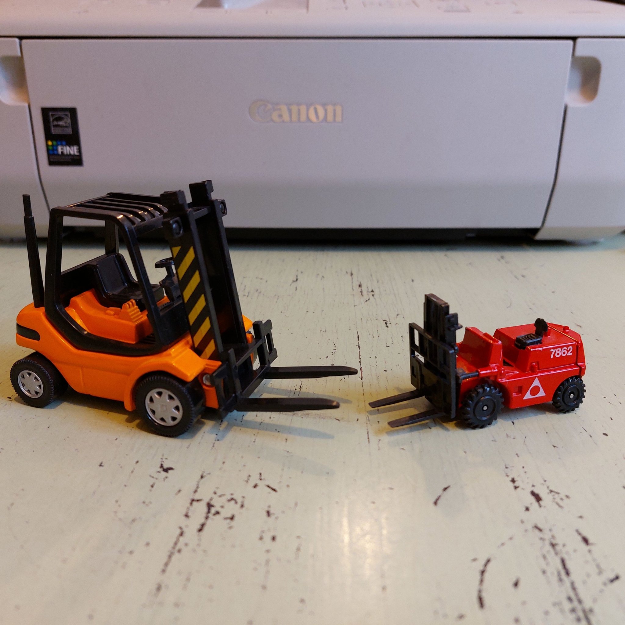 2 Truckar Hong Kong Forklift Pallyft Truck Saml.. Köp på Tradera